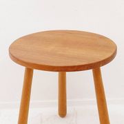 Table d'appoint vintage en bois massif avec pieds arrondis