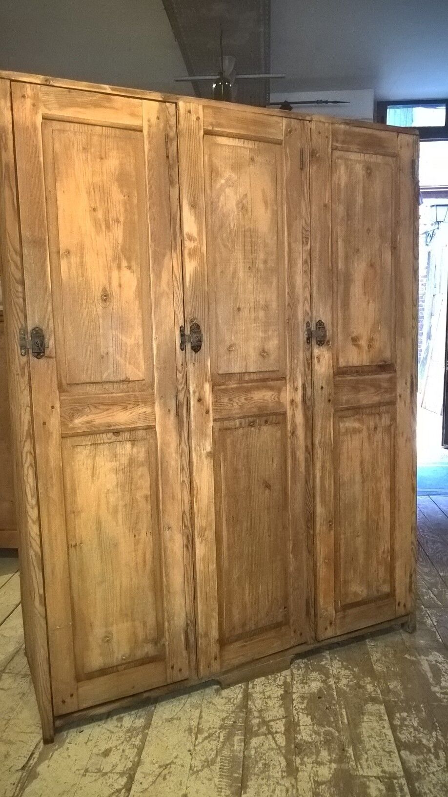 Cloakroom in coated solid wood