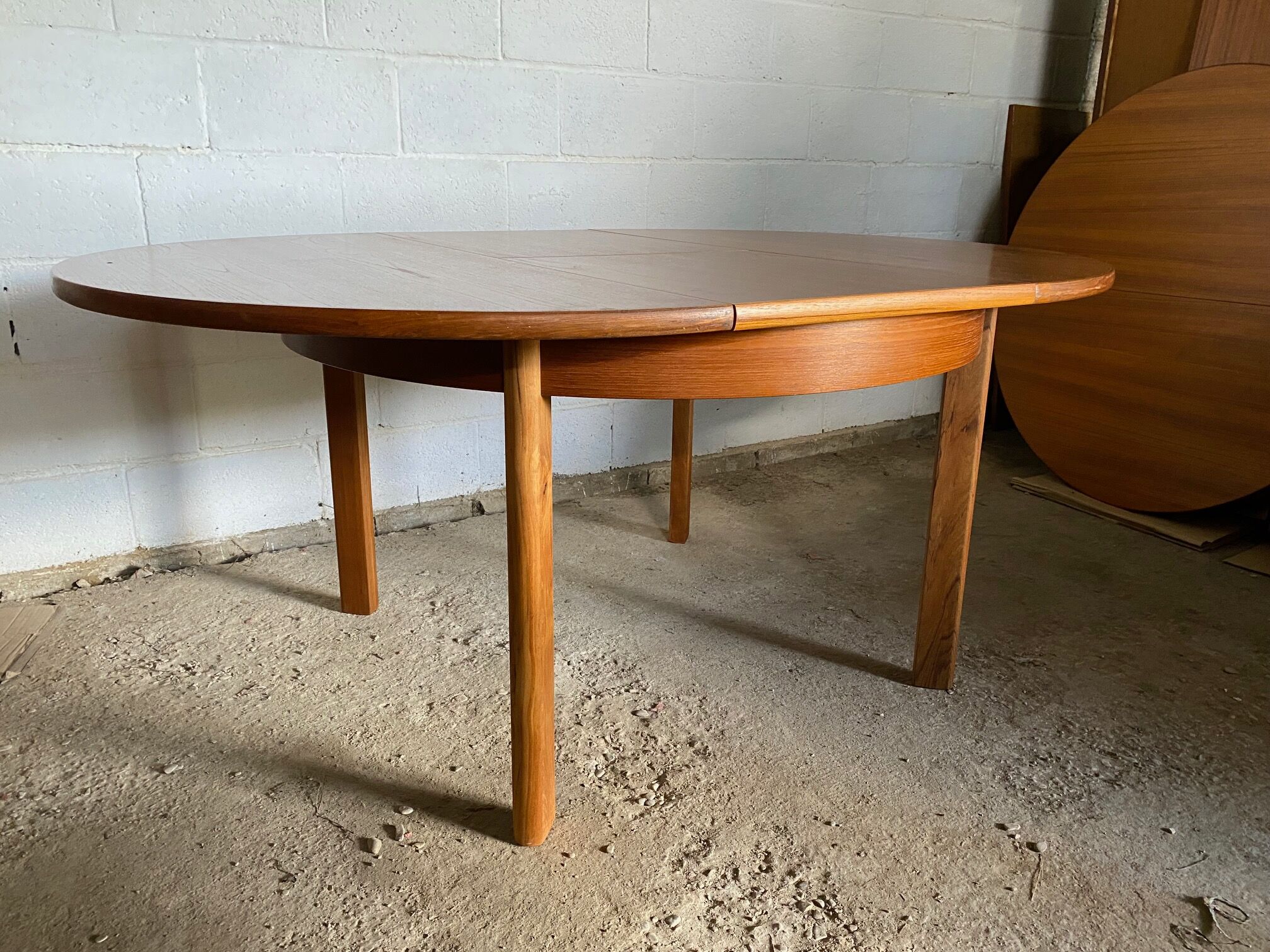 Scandinavian extendable table in teak