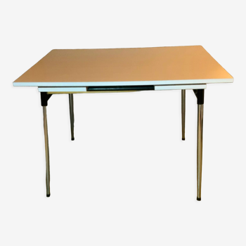 Extendable formica table