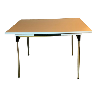 Extendable formica table