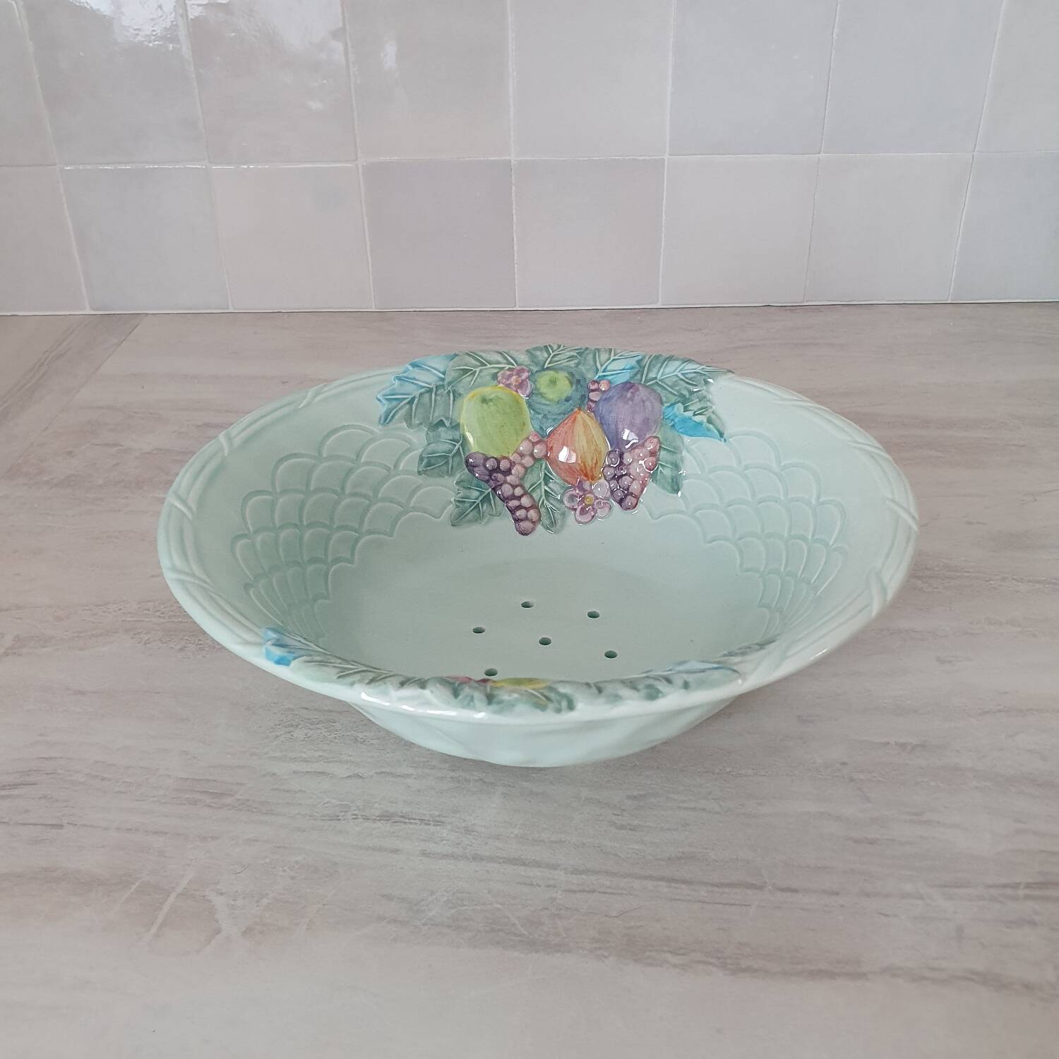 Fruit strainer / salad bowl in Barbotine