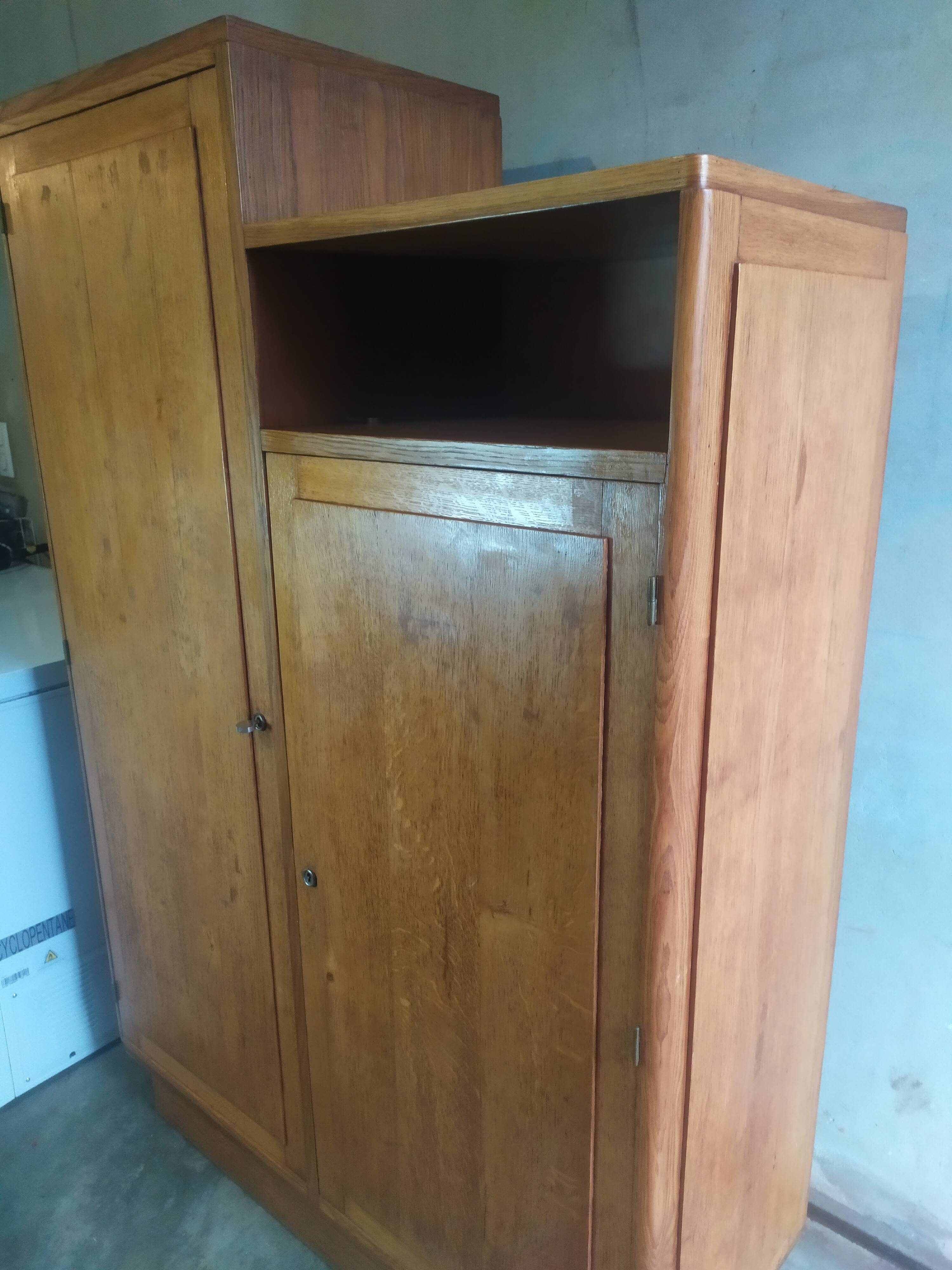 Asymmetrical cabinet