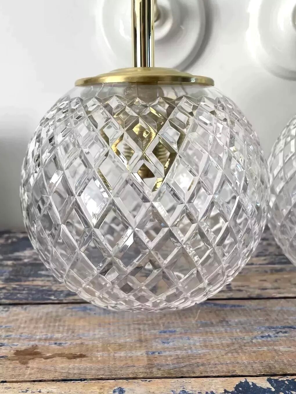 Set of two wall sconces in brass and glass