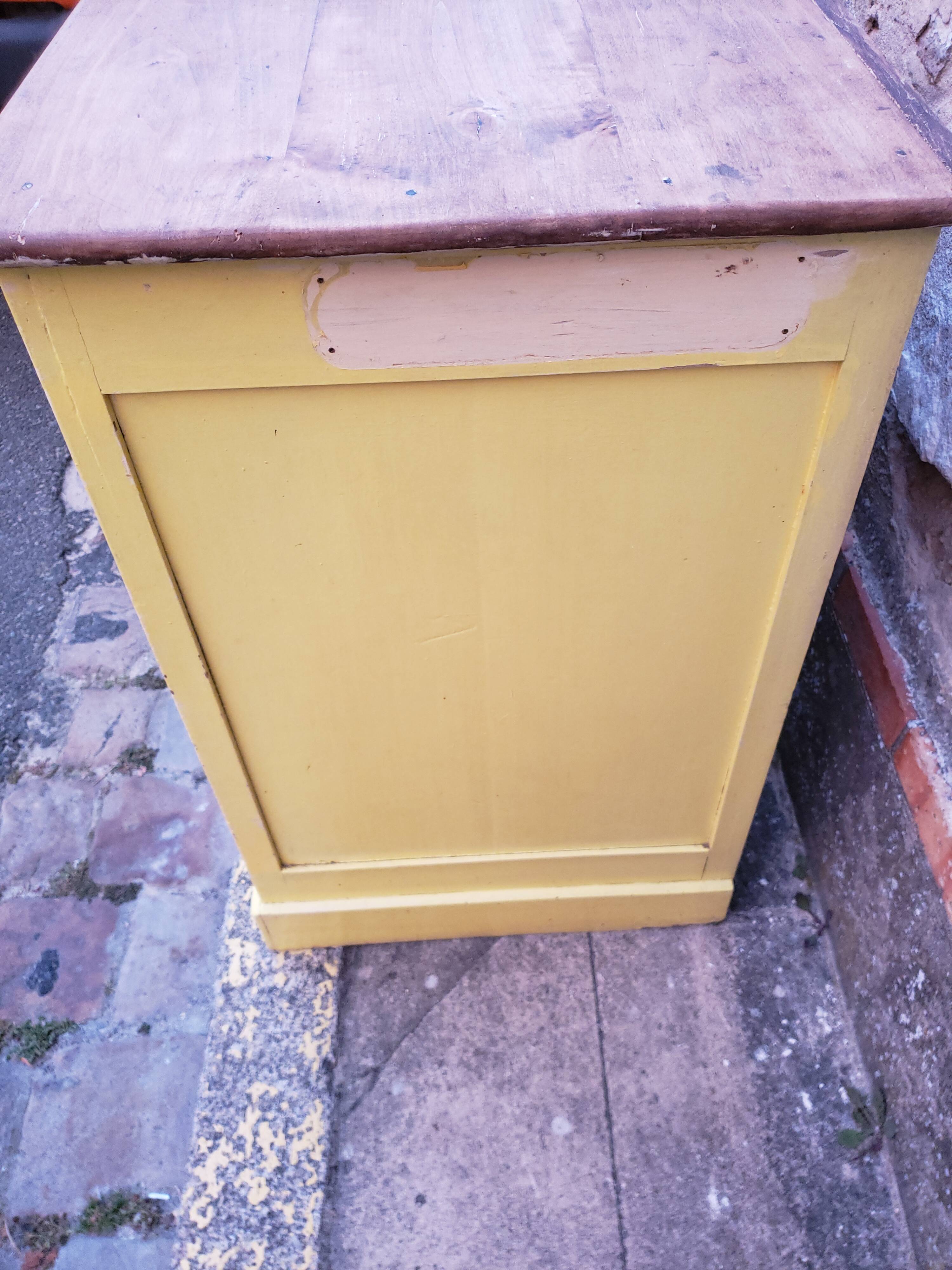 Lemon yellow country buffet