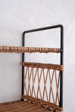 Shelf in braided rattan and black metal