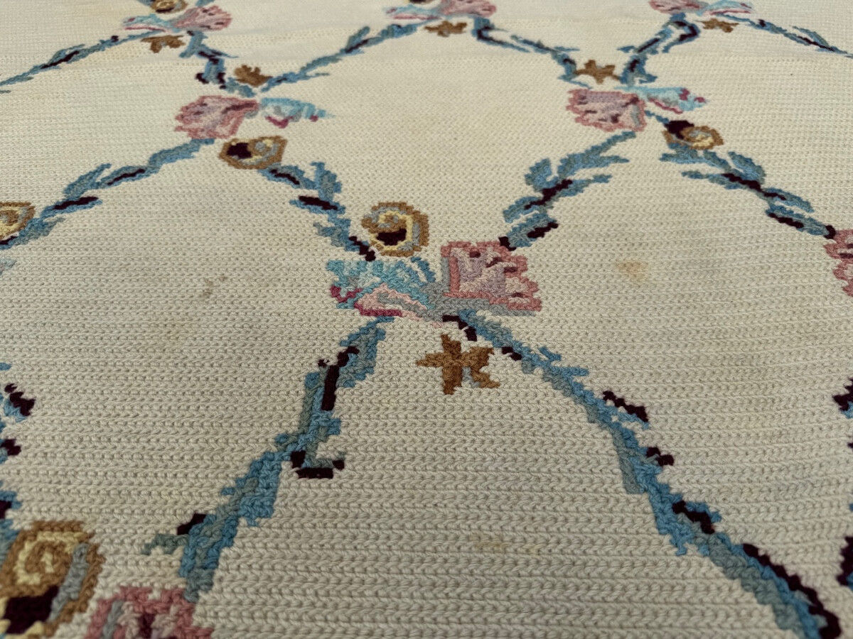 Rug with small dots 500x280 cm