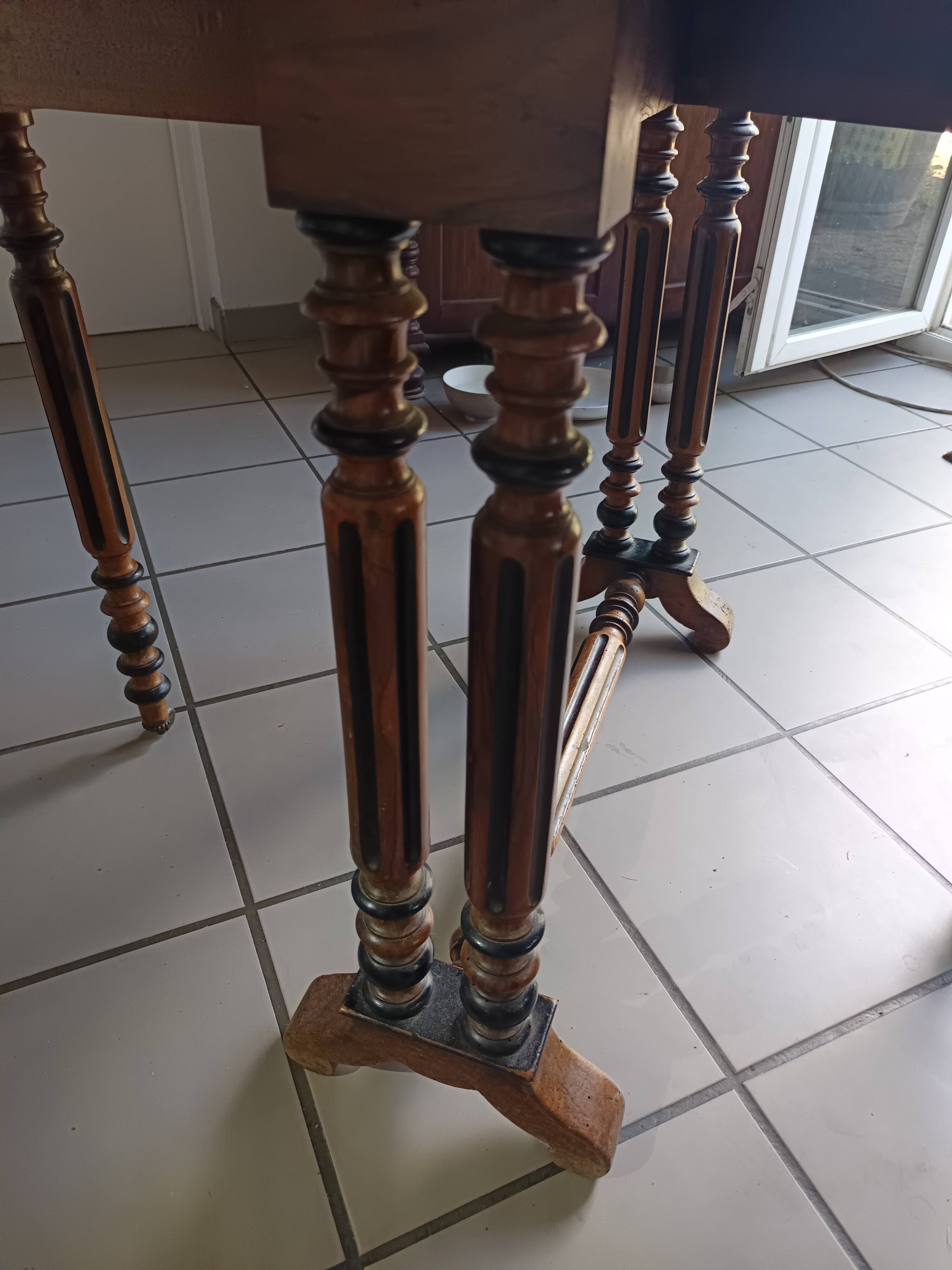 Table ancienne pliante style Louis XIII / Henri II – 100 × 80 cm