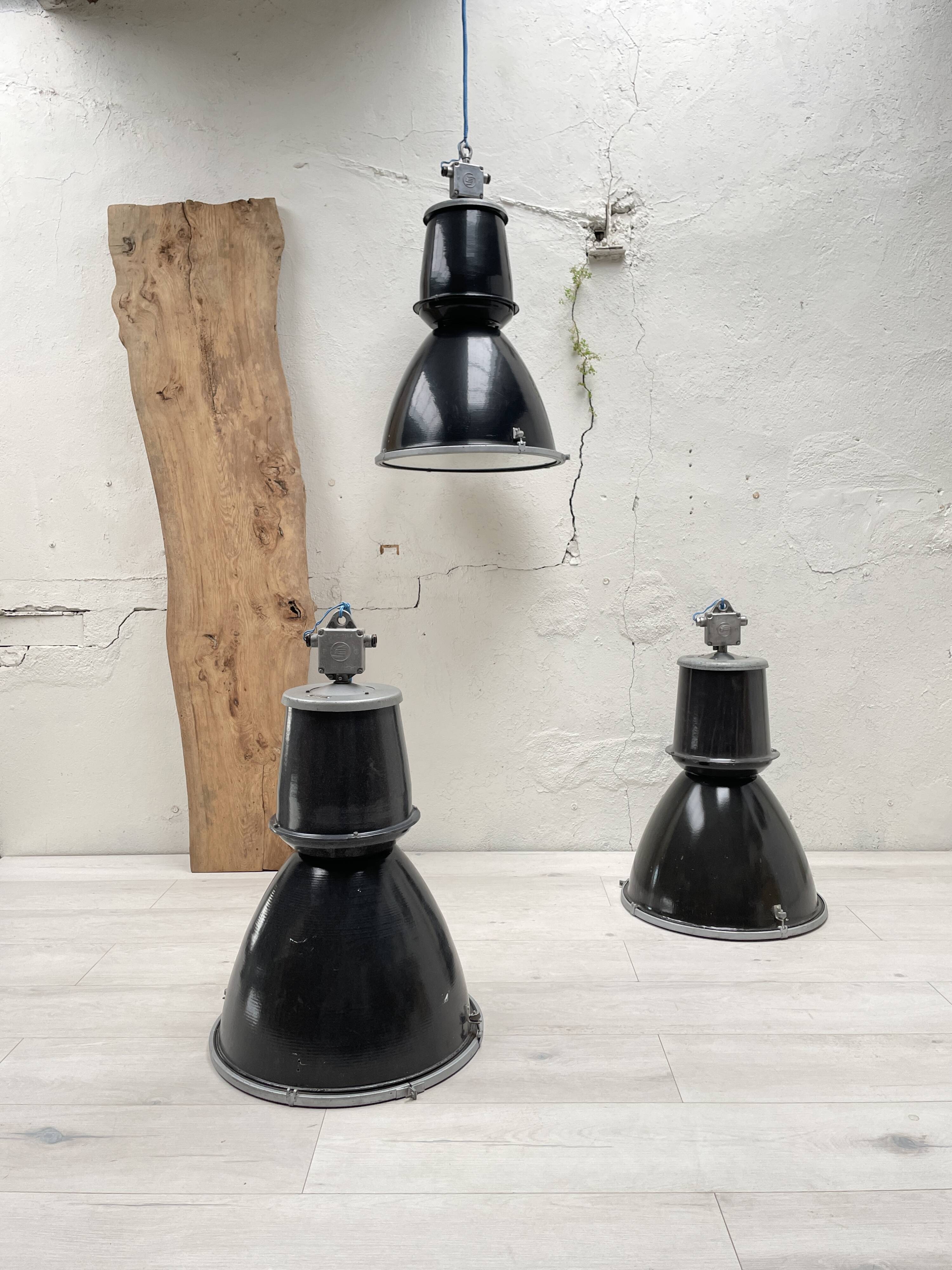 Suite de trois lampes industrielles.