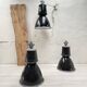 Suite de trois lampes industrielles.