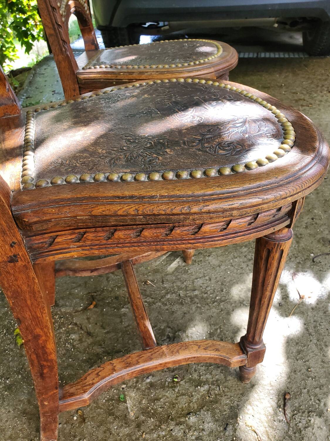 Paire de chaises en chêne et cuir