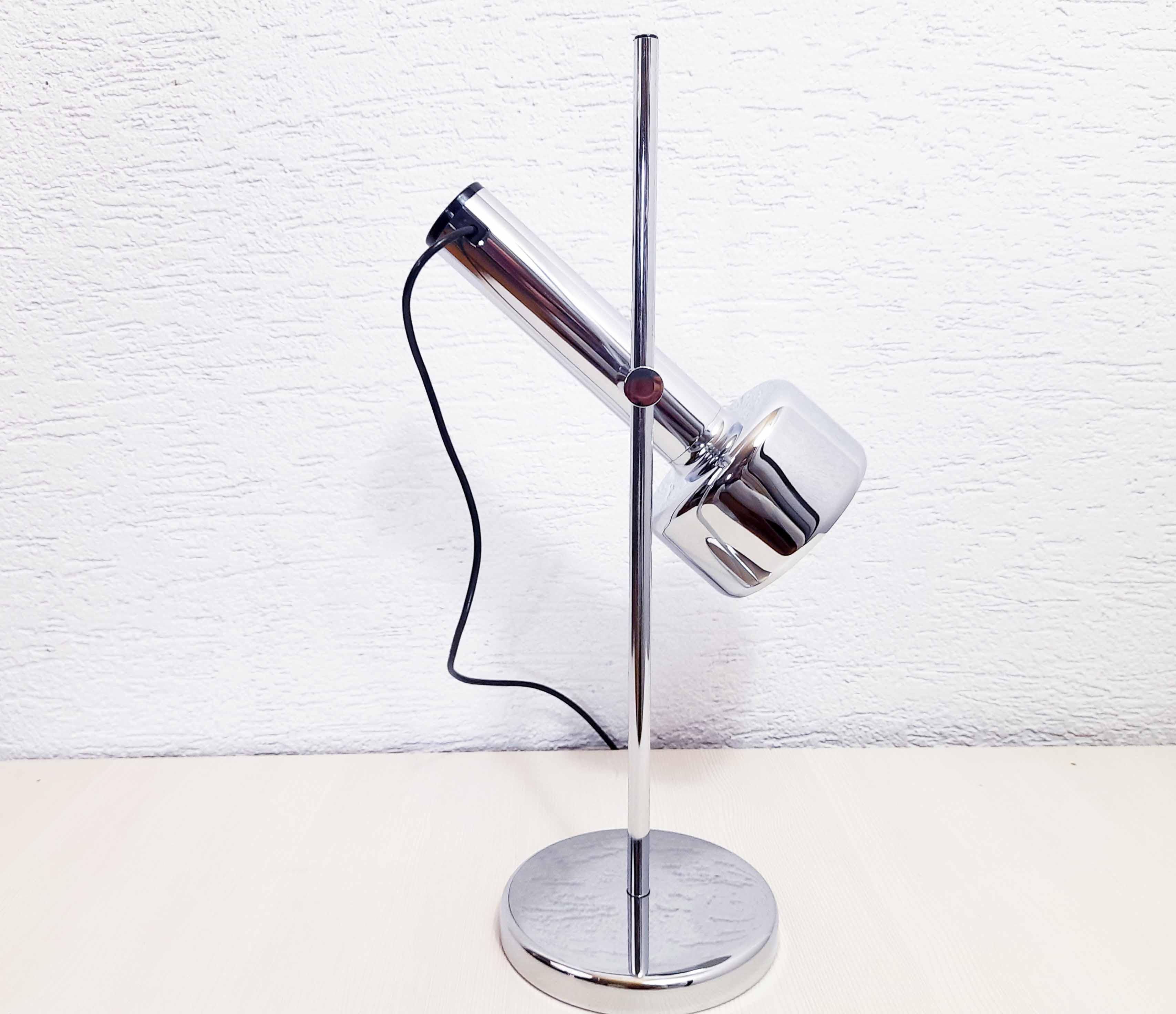 Lampe de bureau en métal chromé