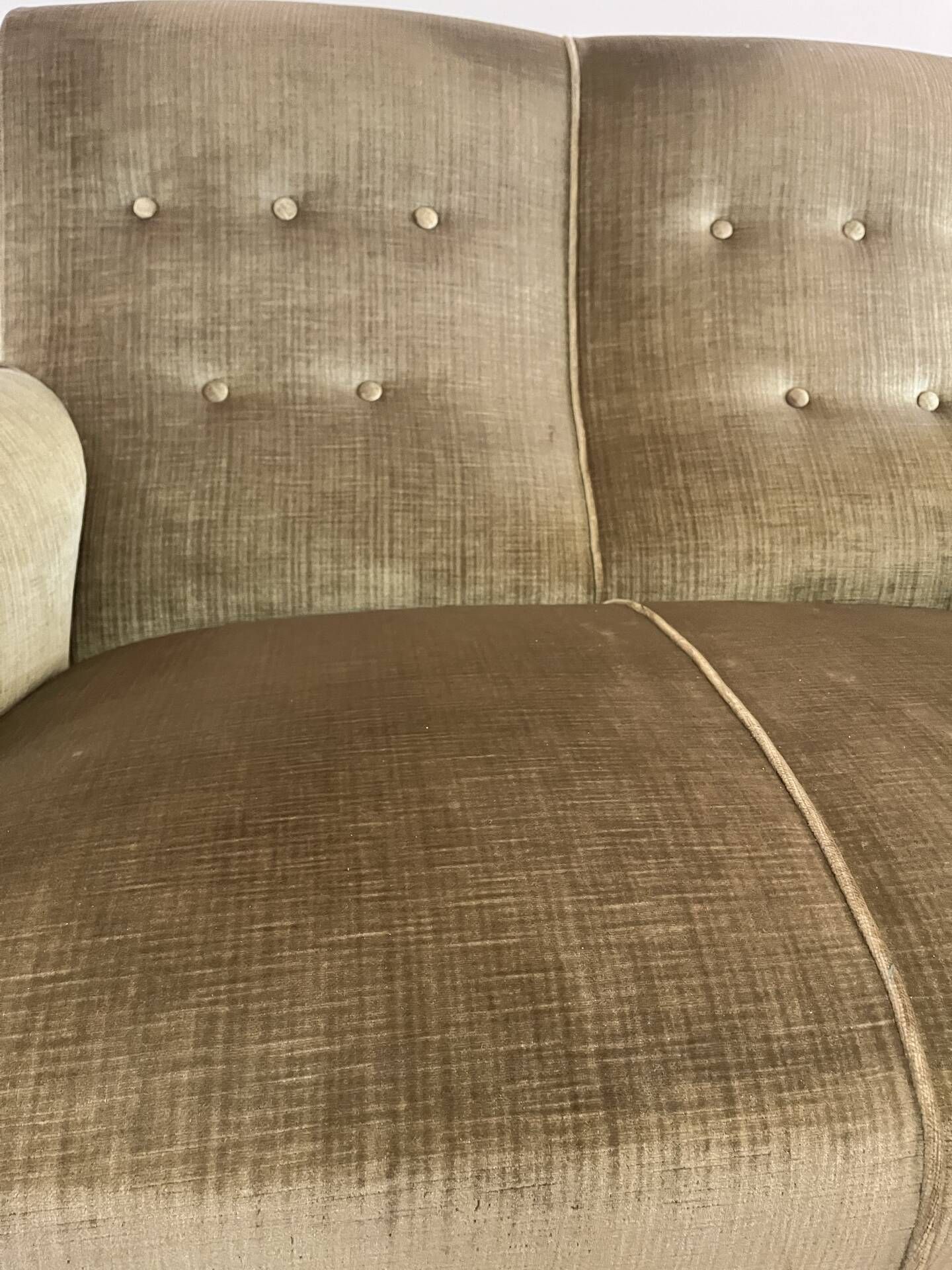 canapé crapaud double vintage en tissu vert olive et passementerie 