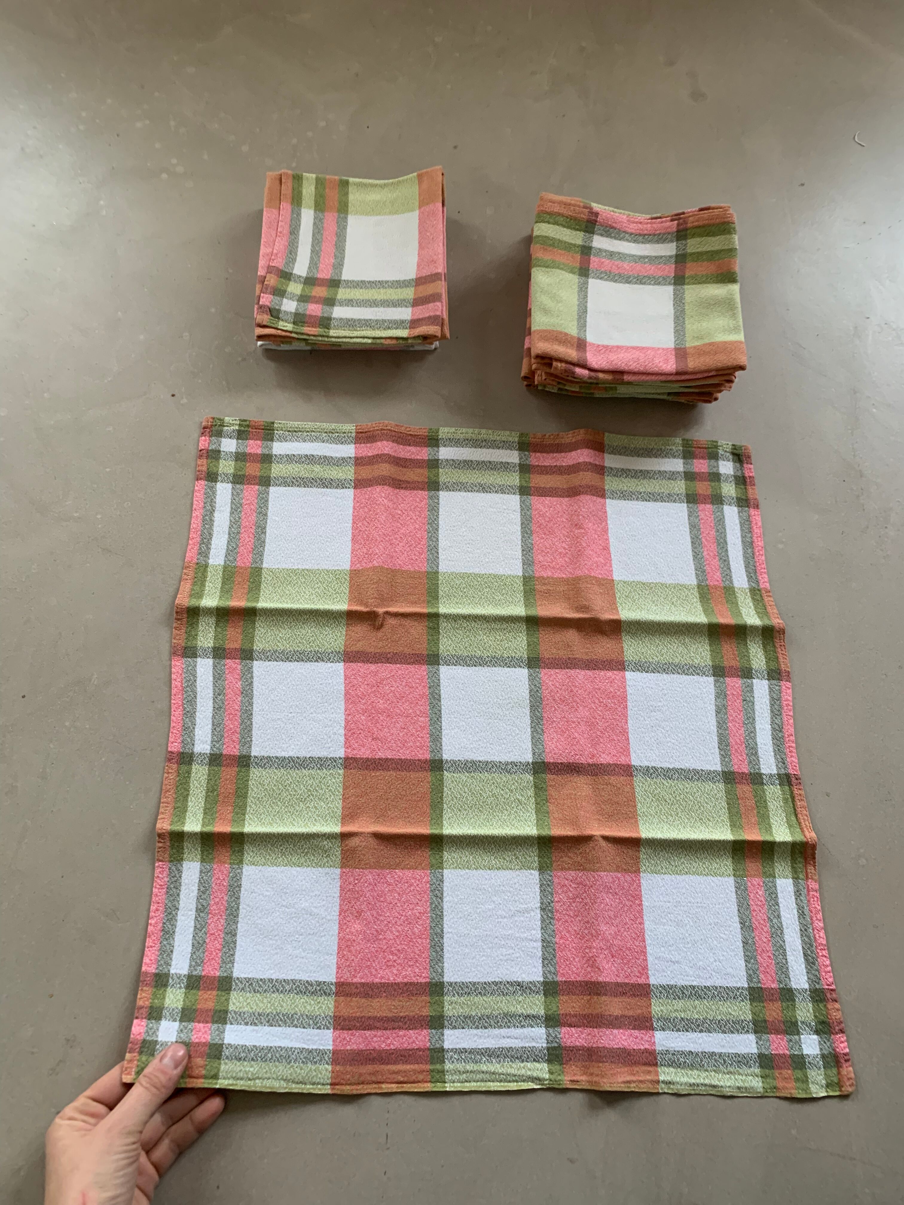 Lot 12 serviettes et nappe ancienne