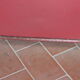 Pare-feu peint en rouge avec des décorations peintes en or