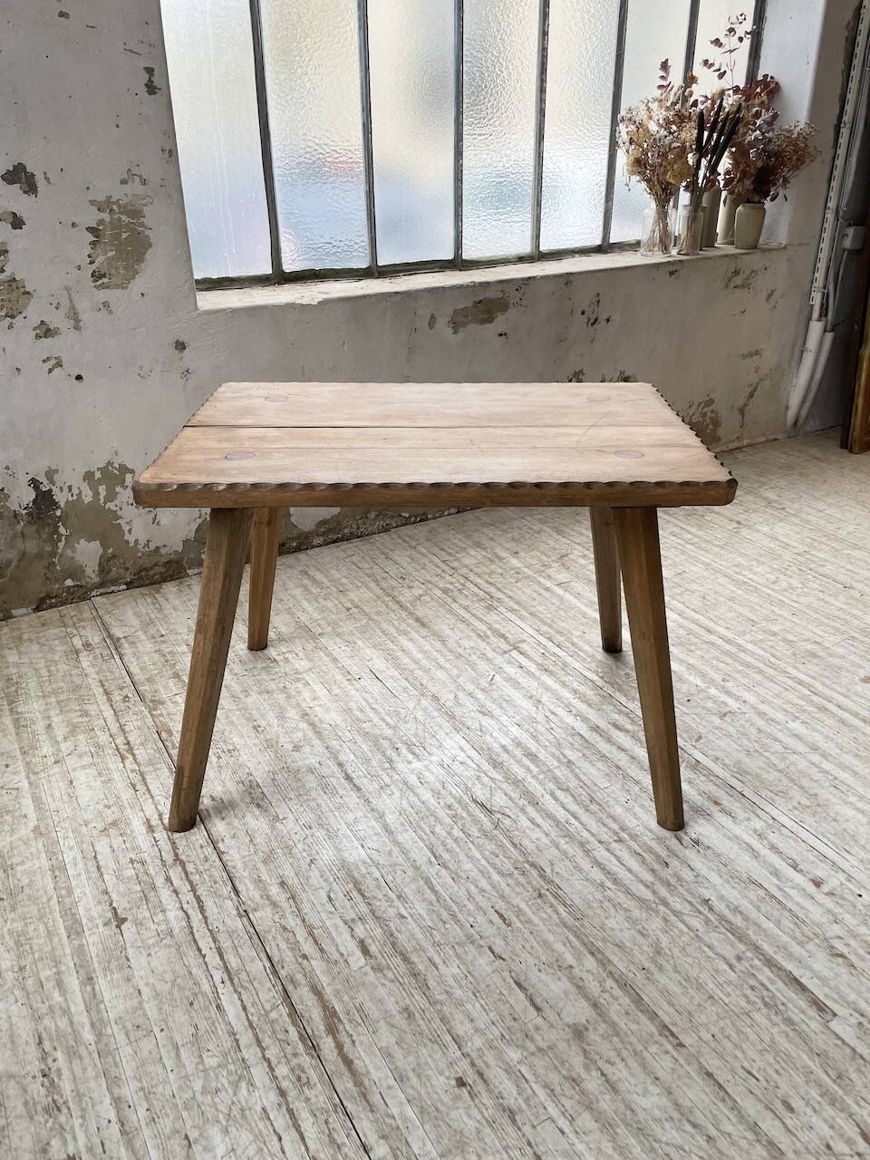 Table brutaliste savoyarde en chêne