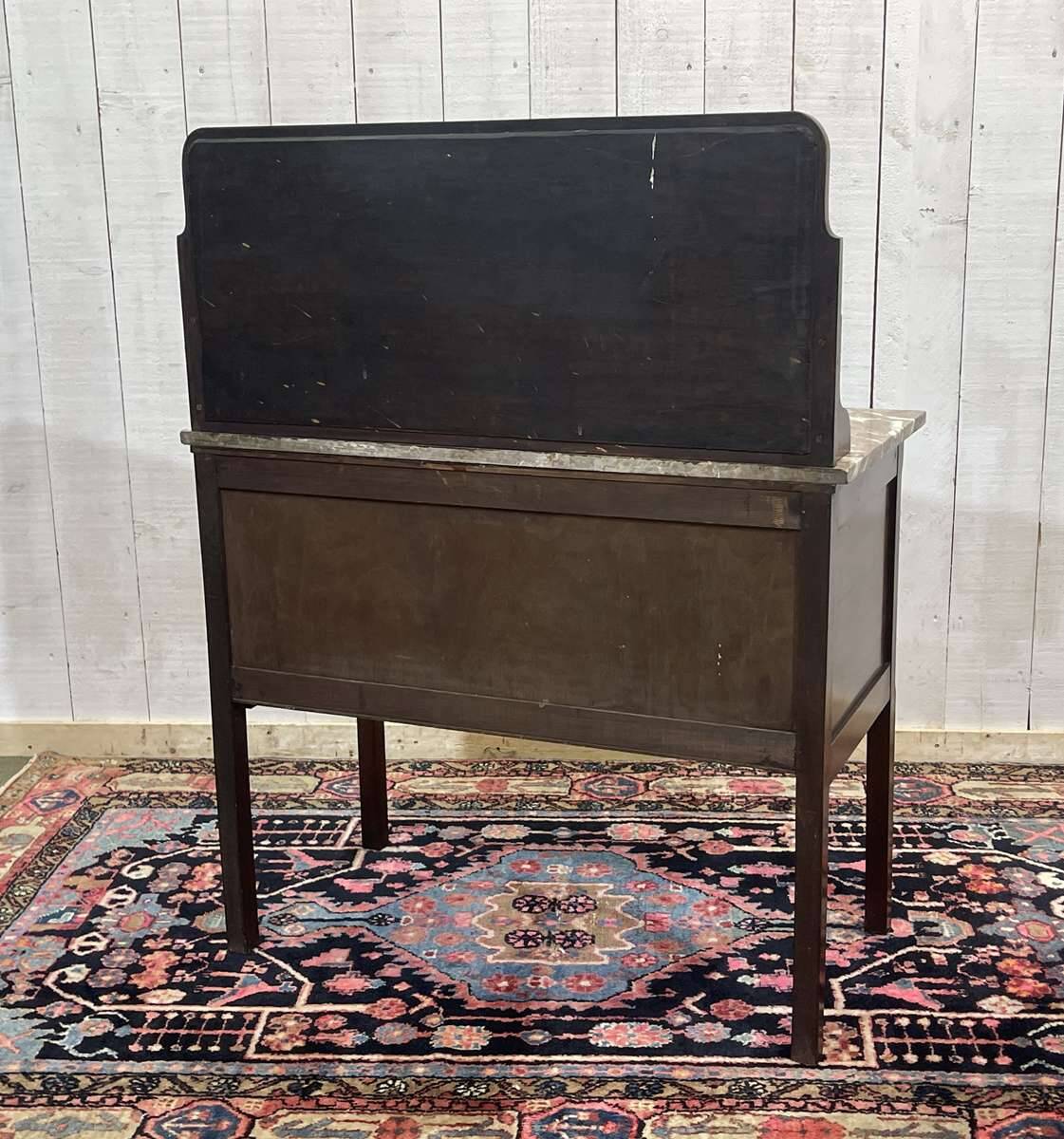 English toilet furniture in mahogany and marble from the early 20th century.
