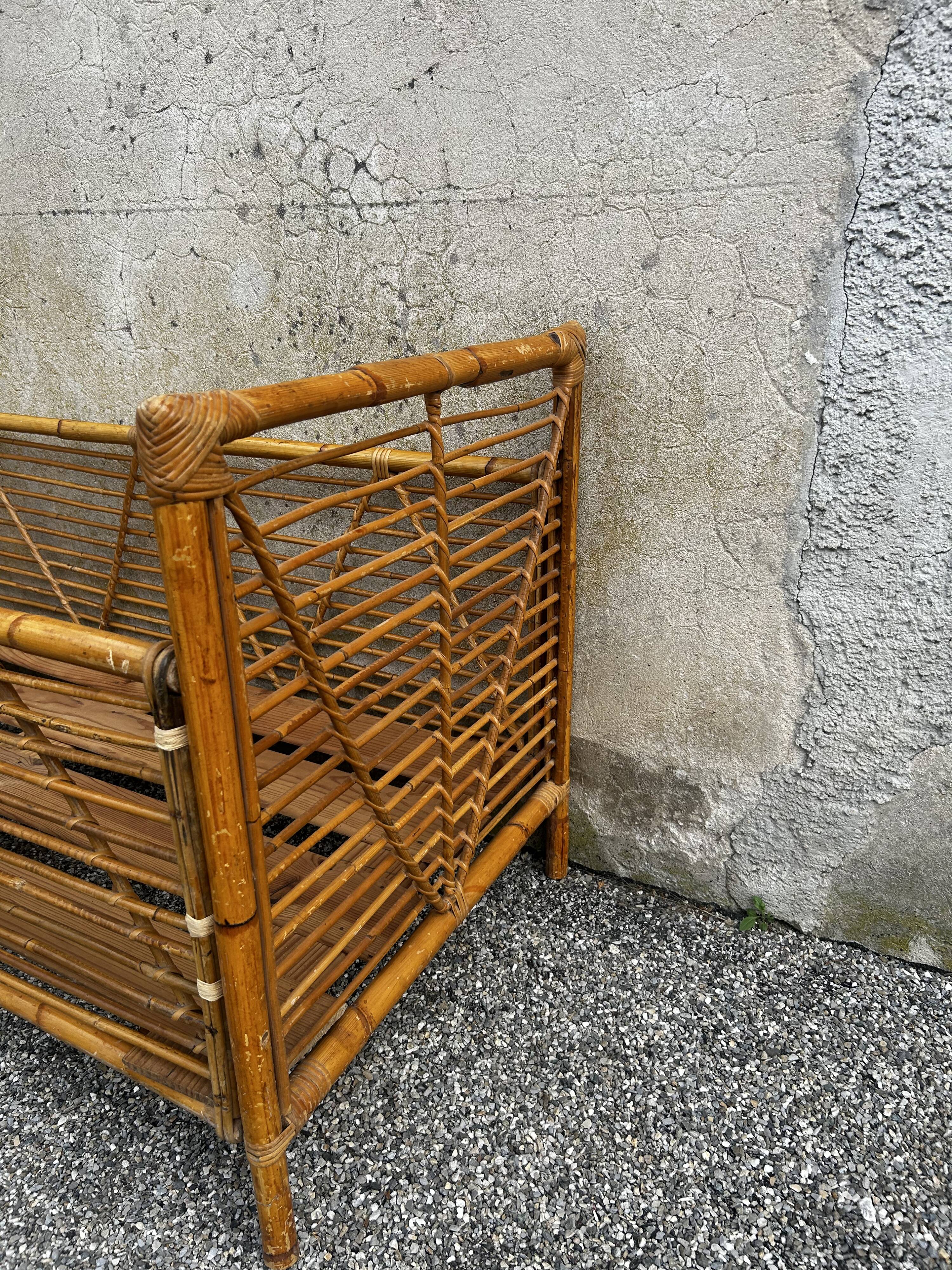 Lit enfant vintage en rotin et bambou – années 70