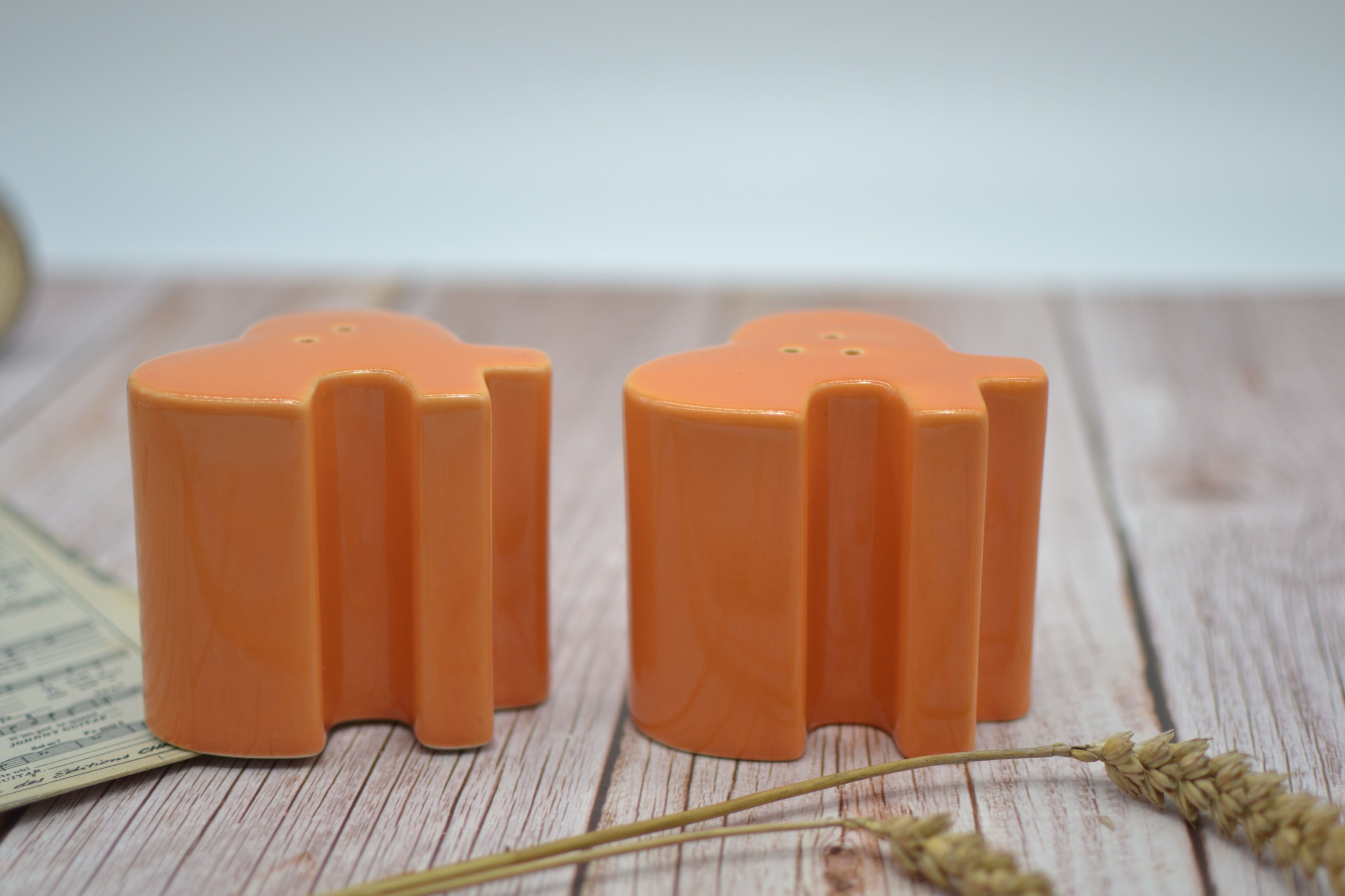 Orange-interlocking Amadeus salt and pepper shaker