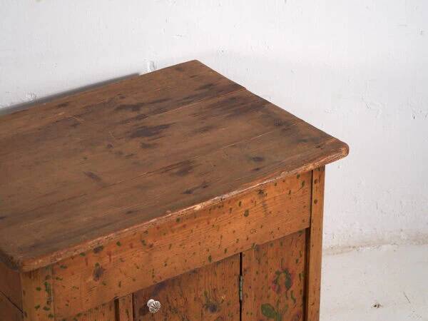 Meuble de cuisine ancien avec détails floraux (c.1920)