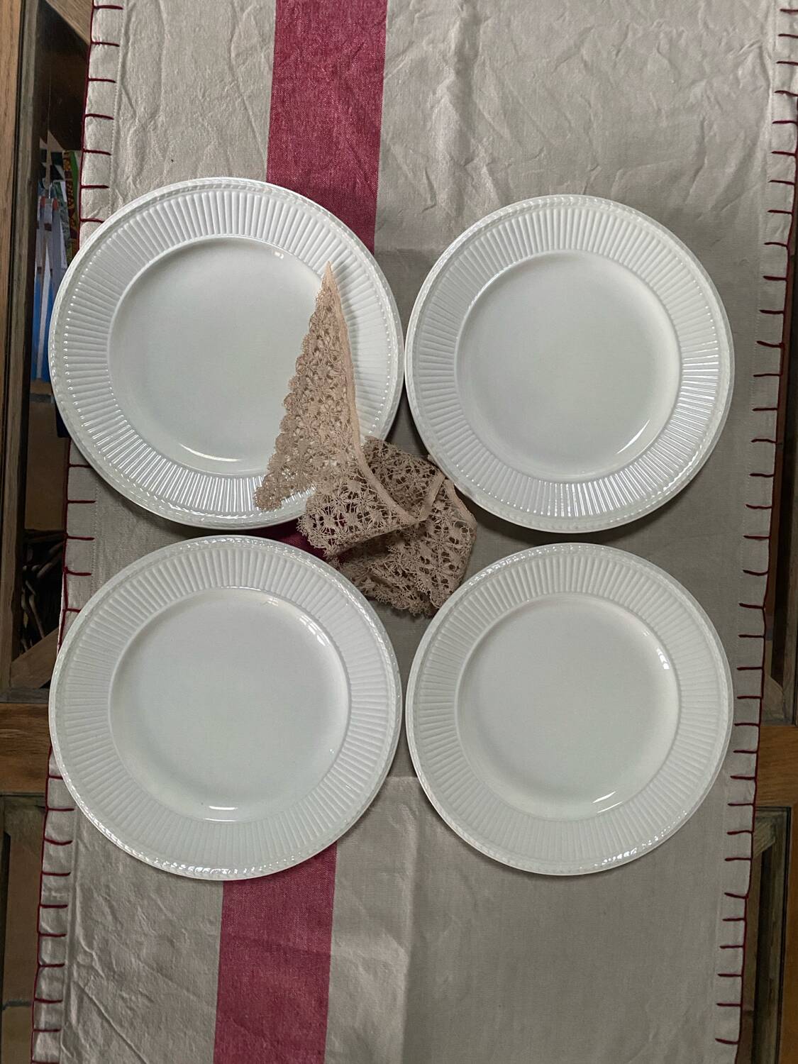Set of 4 Wedgwood dinner plates