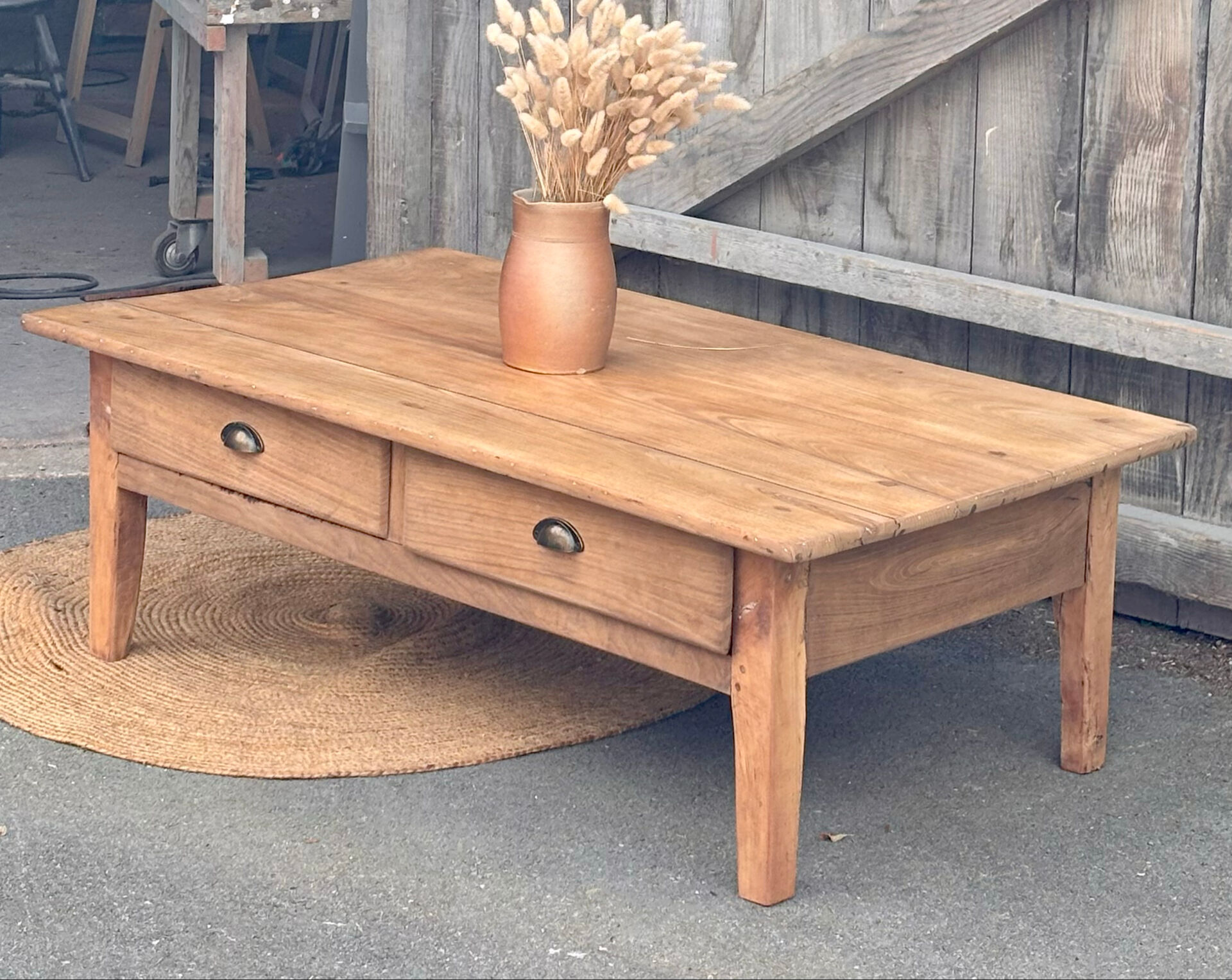 Table basse de ferme ancienne 2 tiroirs en bois massif brut 