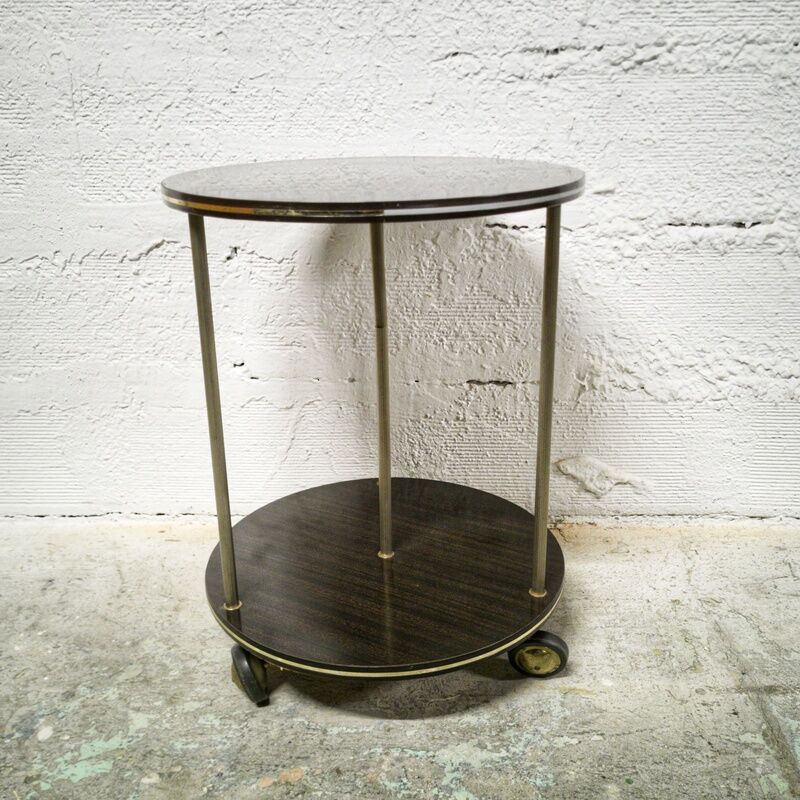 Double-trayed pedestal table