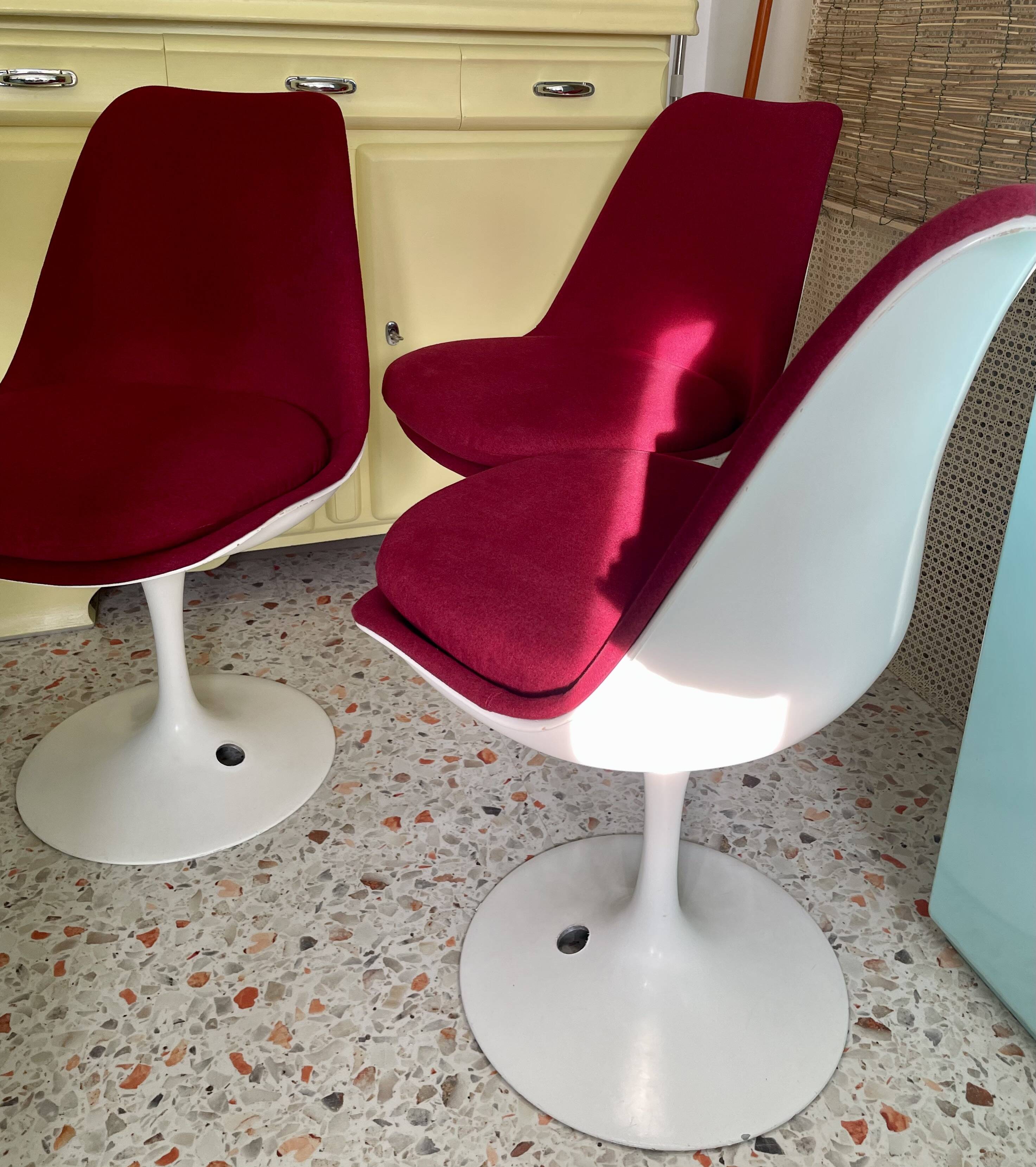 2 Saarinen tulip chairs by Knoll