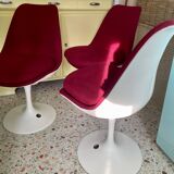 2 Saarinen tulip chairs by Knoll