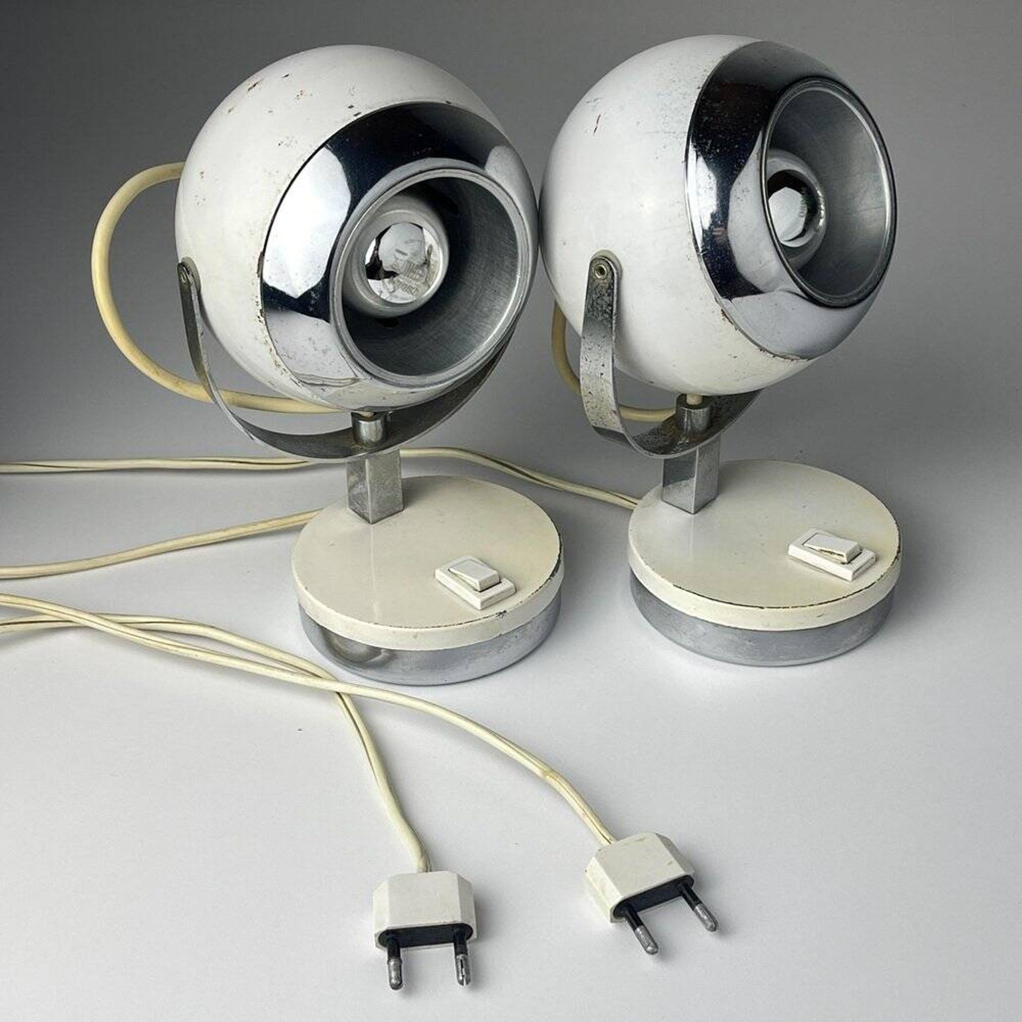 Lampes de bureau blanches du milieu du siècle, années 1960, ensemble de 2