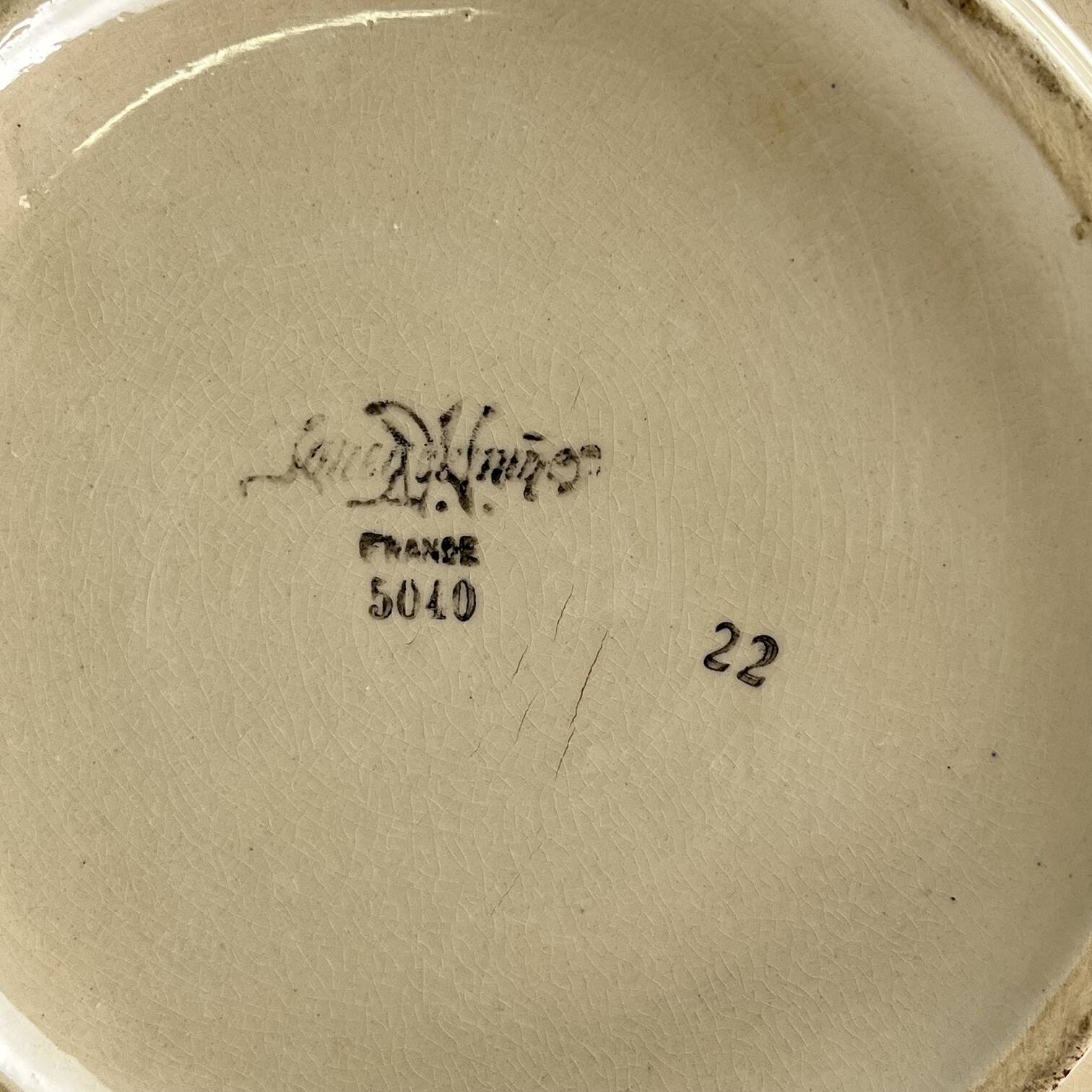 Salad bowl / soup tureen without lid Sarreguemines flower pattern, first me.