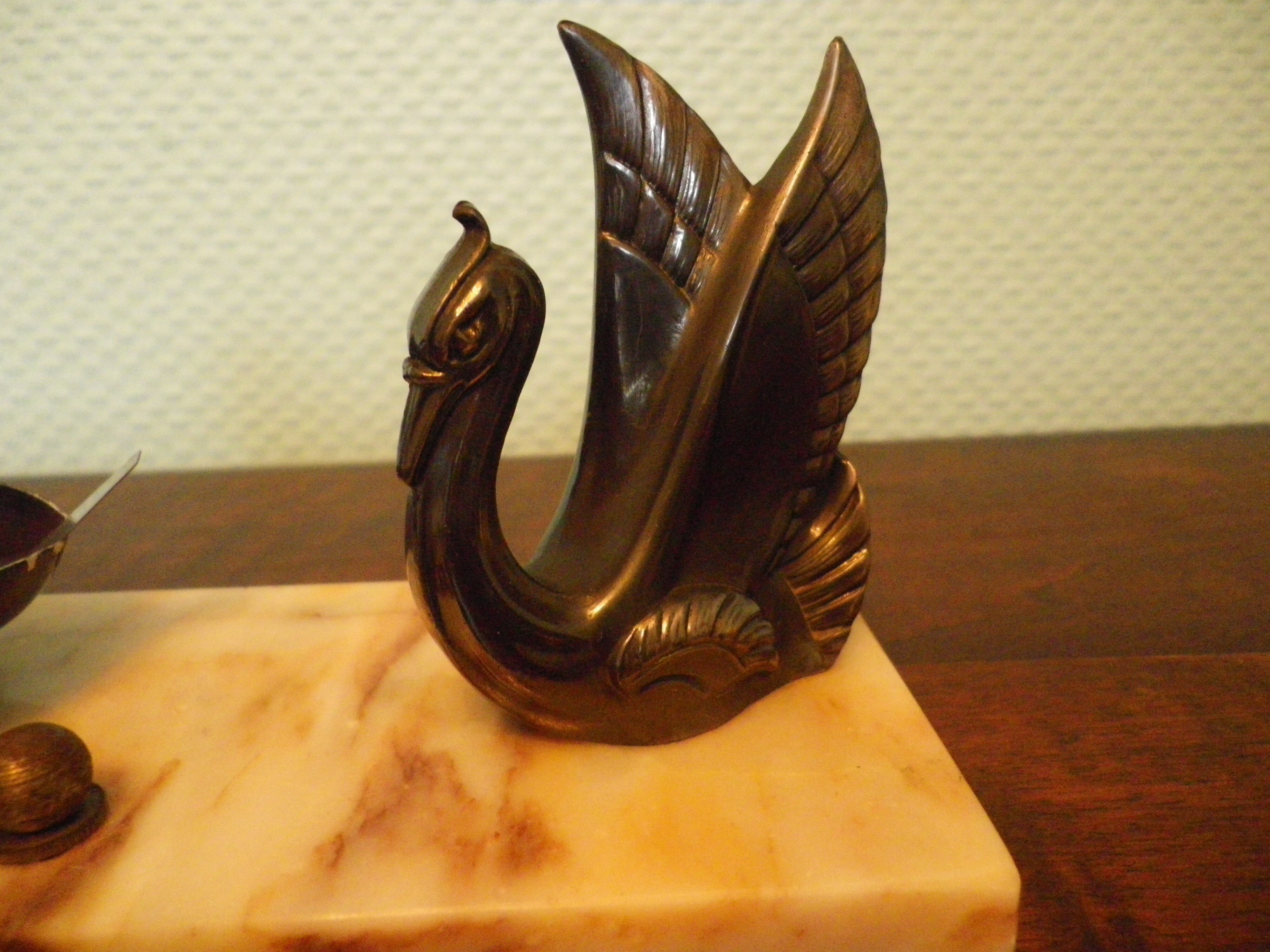 Art deco table lamp 1920/1940, marble, opaline, regulated swan