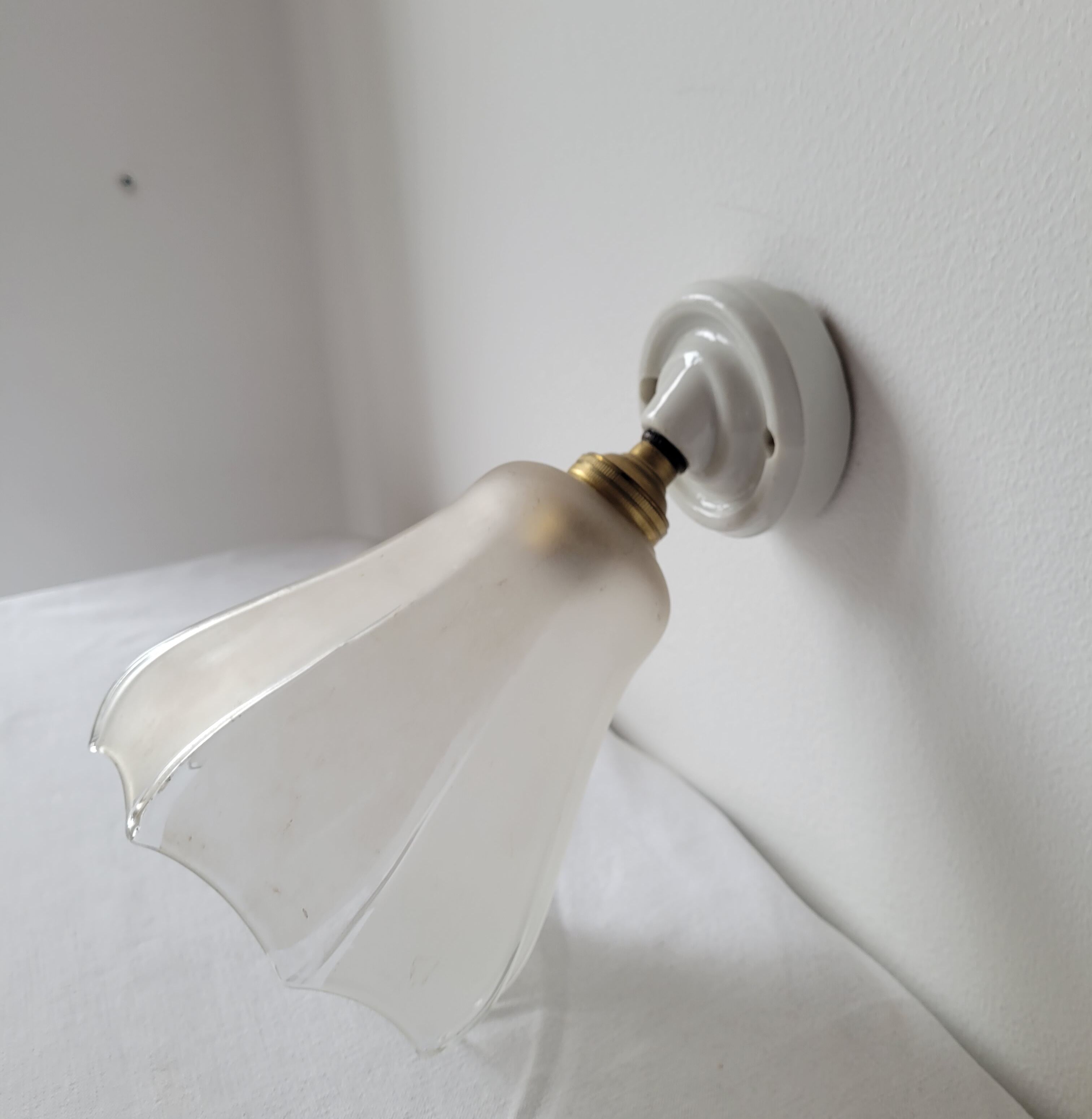 Art Deco wall lamp in porcelain and glass