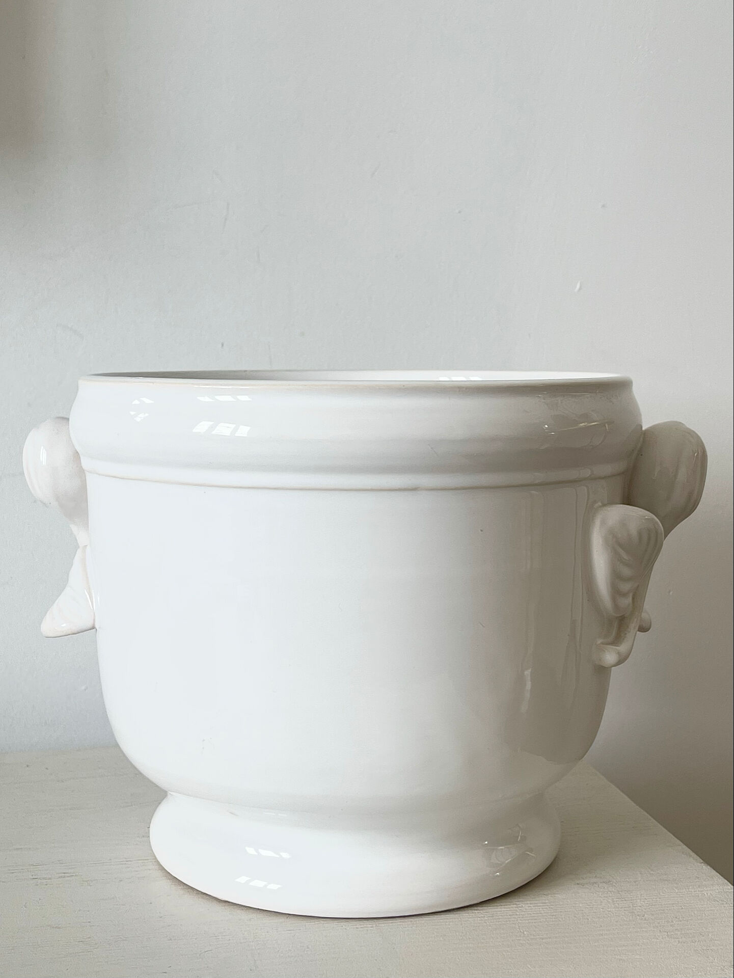 Cache pot en faïence blanche
