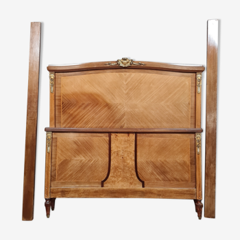 Lit de centre de style Louis XVI en ronce et loupe vers 1900-1920