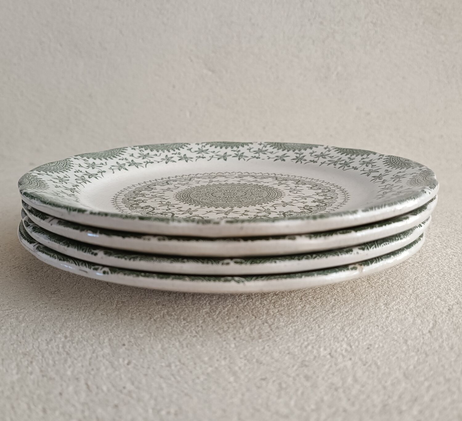 4 plates in English earthenware