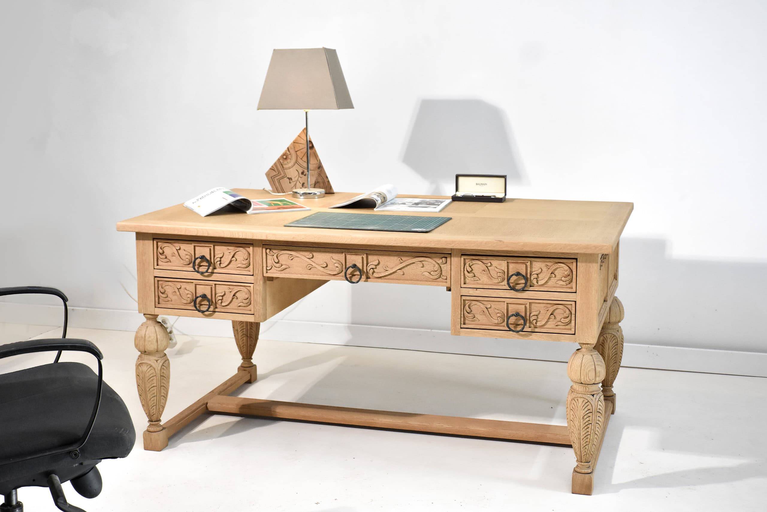 Bureau sculpté en chêne clair, style Renaissance