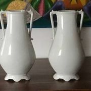 Paire de vases à fleurs en porcelaine blanche