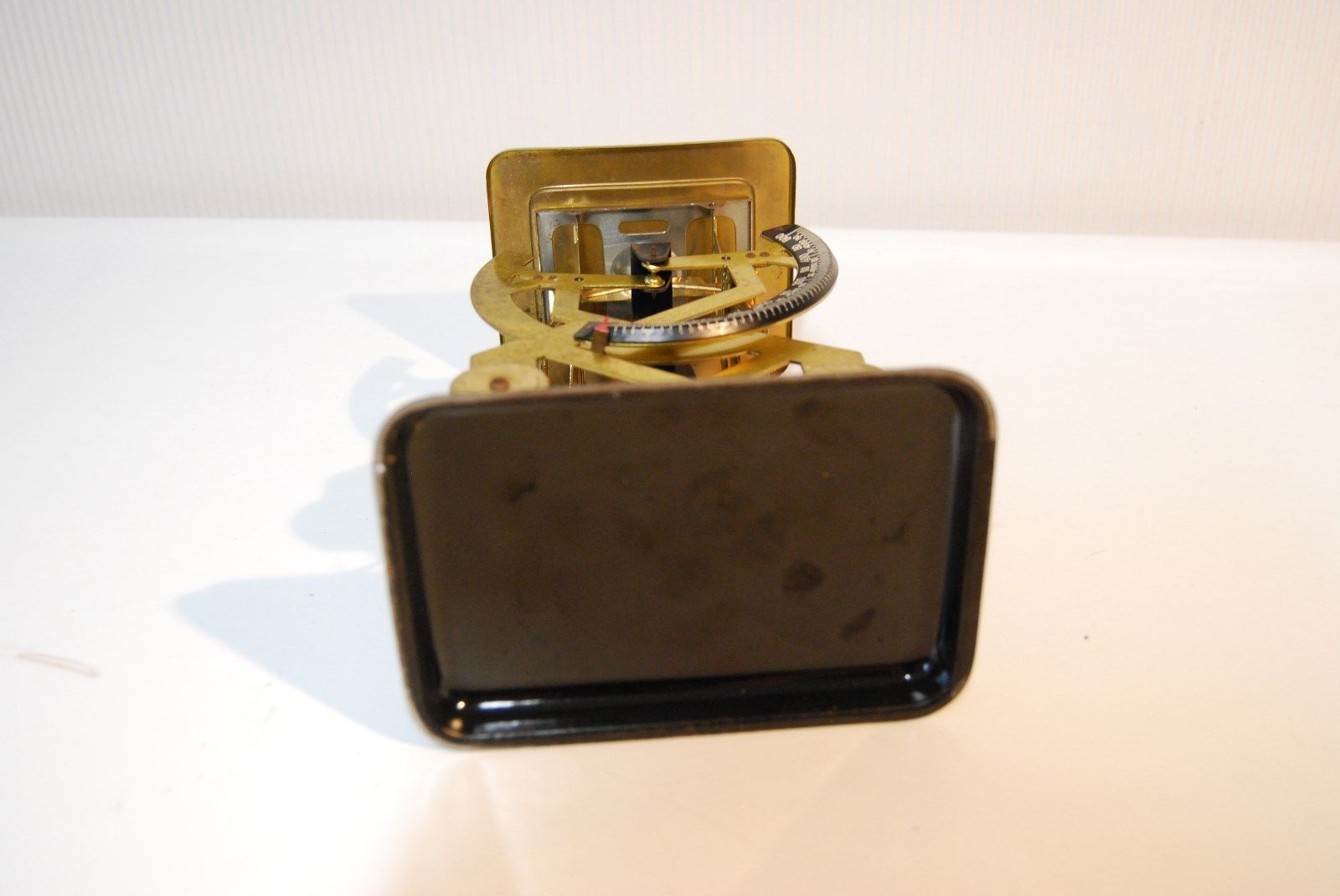 Former weighs metal letter