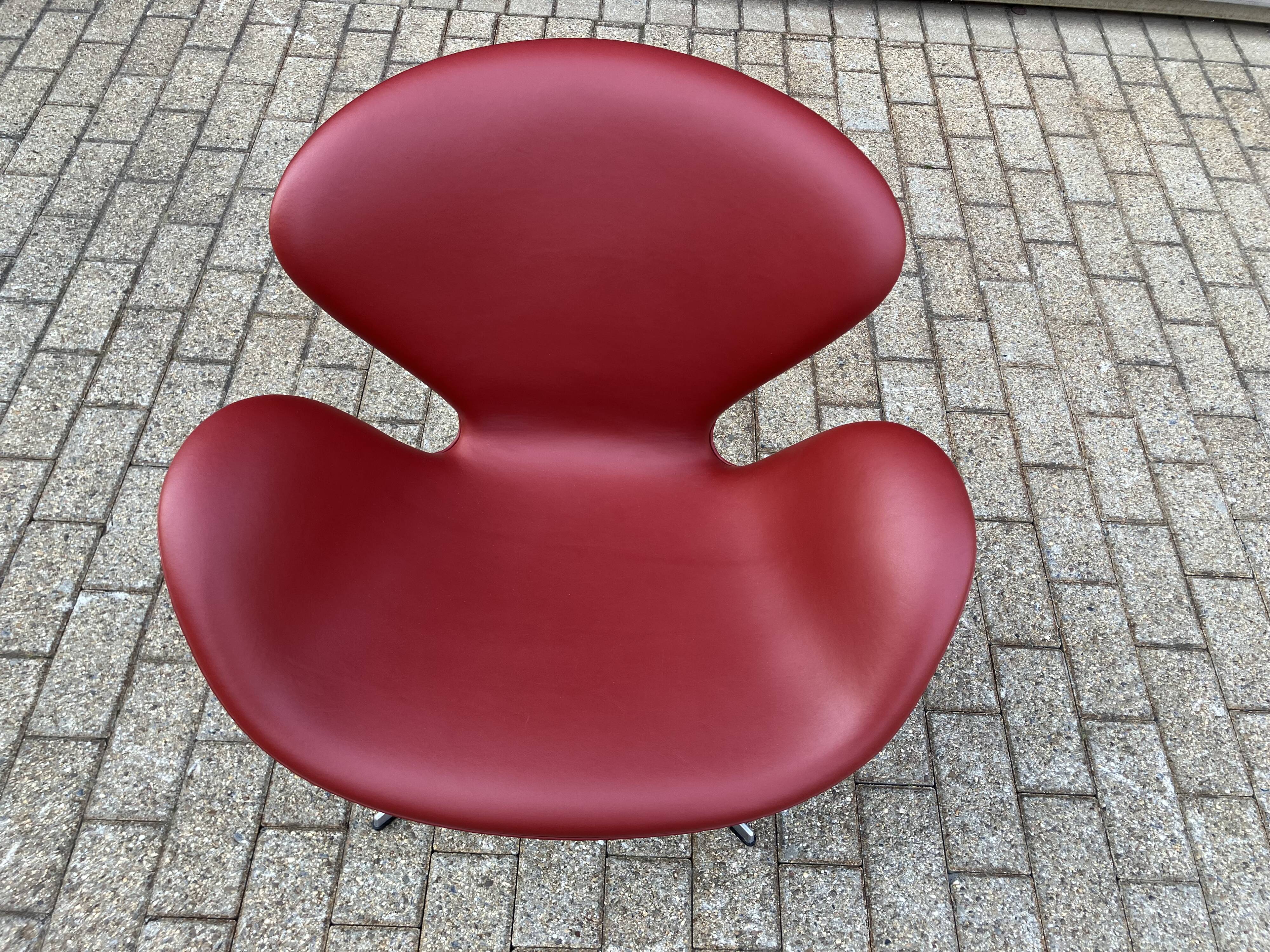 Fritz Hansen Swan chair in Indian Red leather, NEW!!!