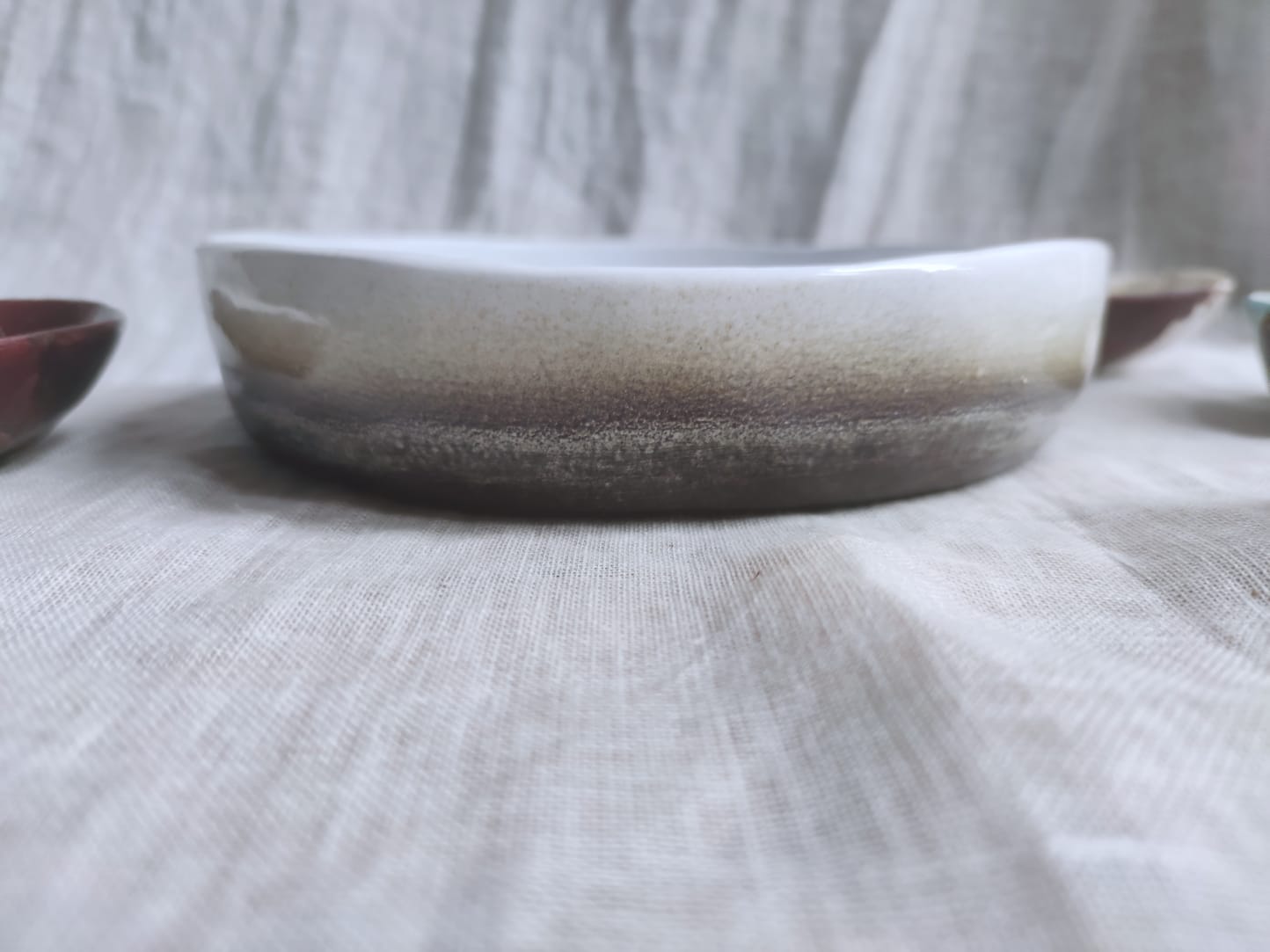 Large dish in white ceramic and earth