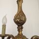 Chandelier en bronze à 3 lumières de style baroque vintage français avec des détails floraux.