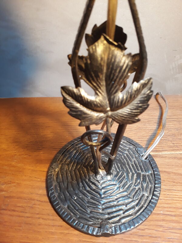 Lampe fer forgé noir avec patine or avec tulipe moulé 1920