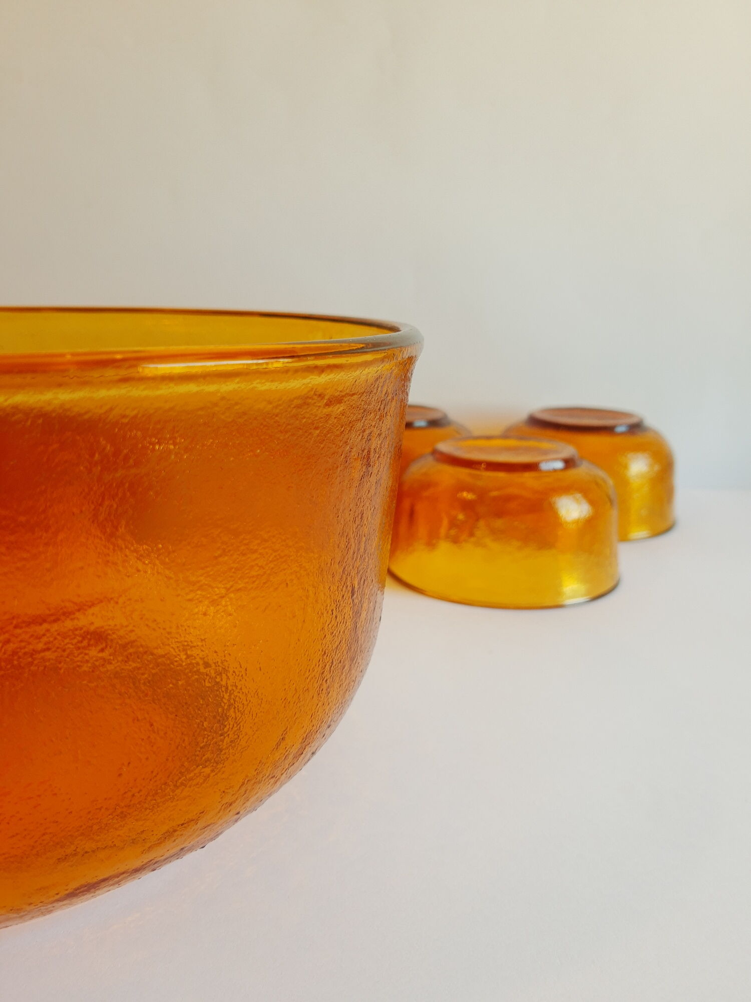 Lot salad bowl codec and 7 cups frosted amber glass sierra 70s