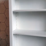 White lacquered bibus