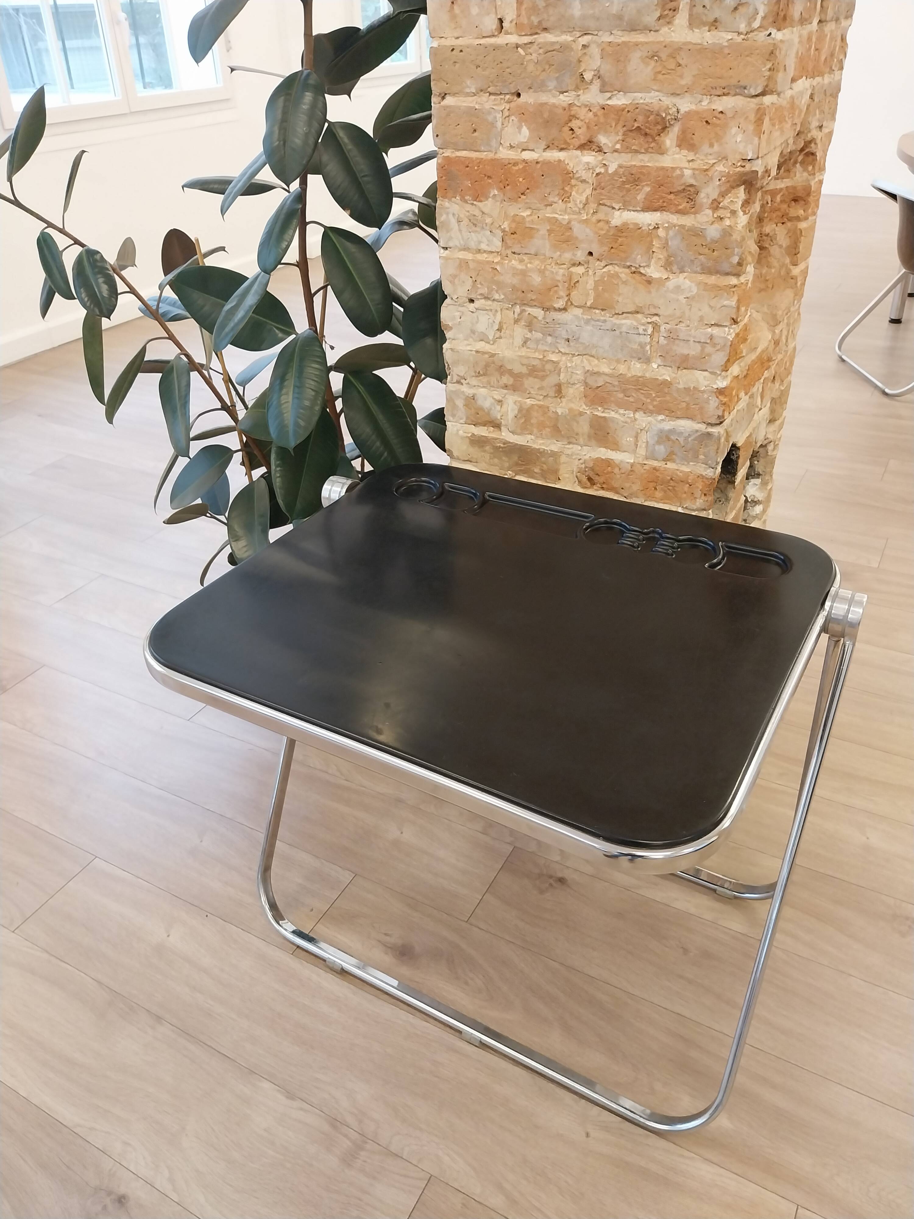 Vintage lot design – Platone table + black Plia chairs – Anonima Castelli