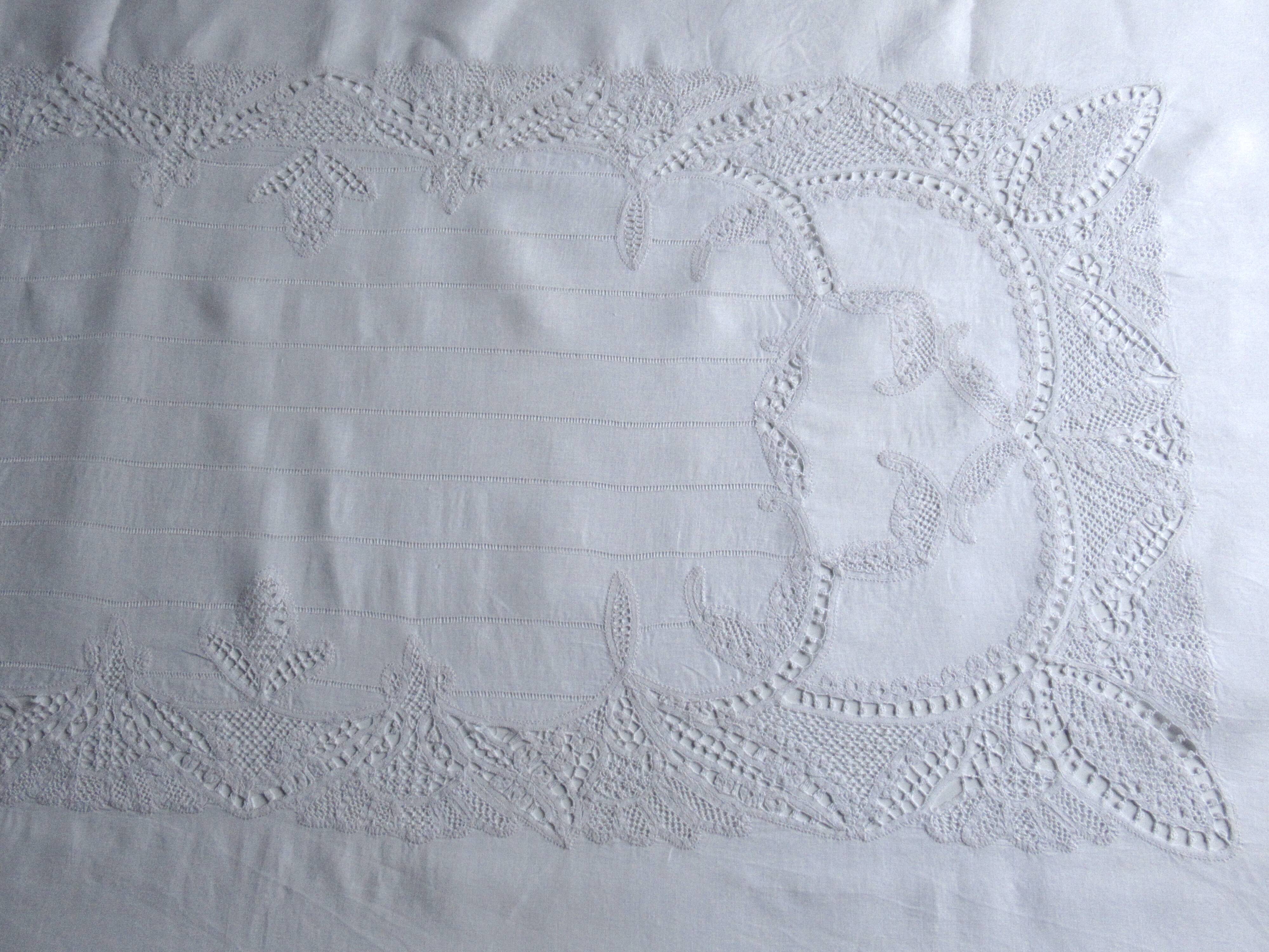 Old tablecloth, Luxeuil lace center, 2m40 long