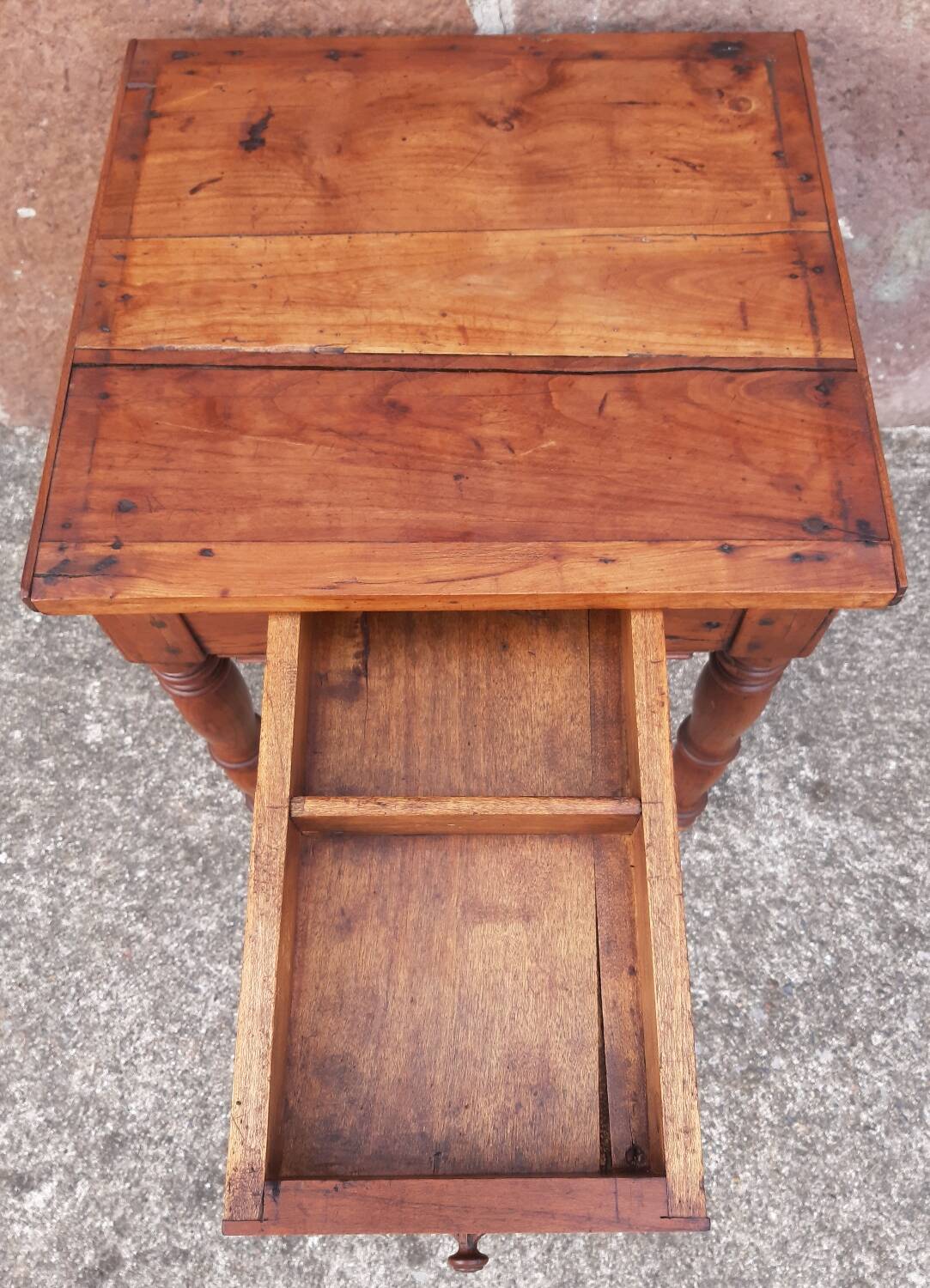 Coffee table or bedside table in wood. (With drawer)