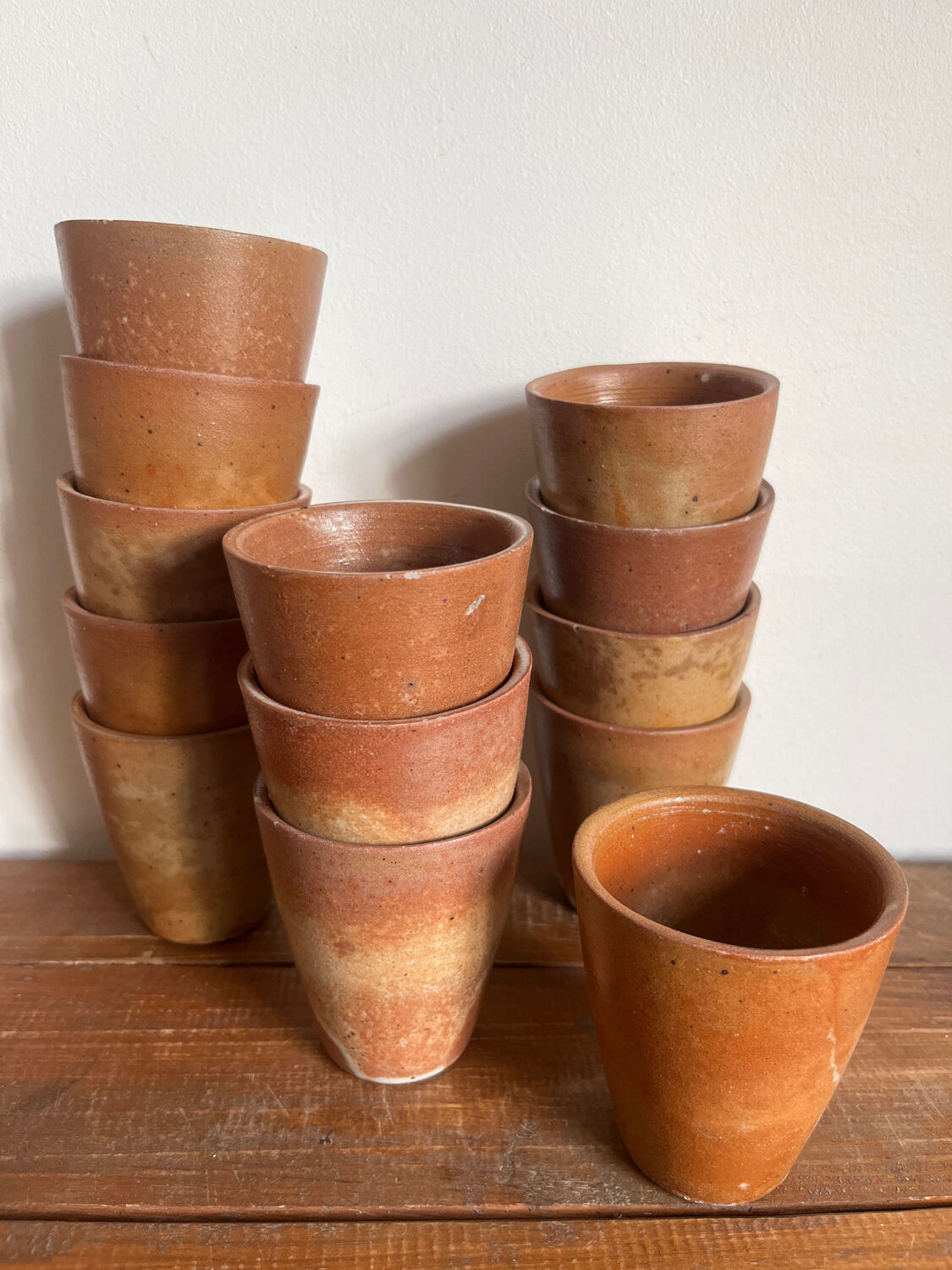 13 tasses à café en grès