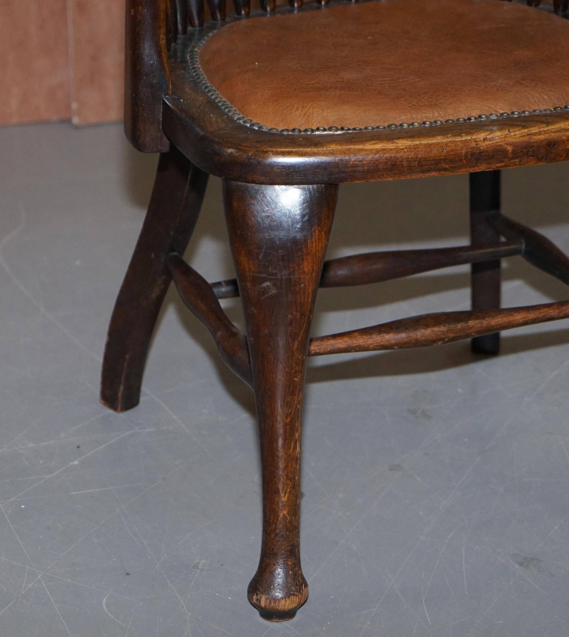 English captain's armchair Ralph Johnson in oak and leather.